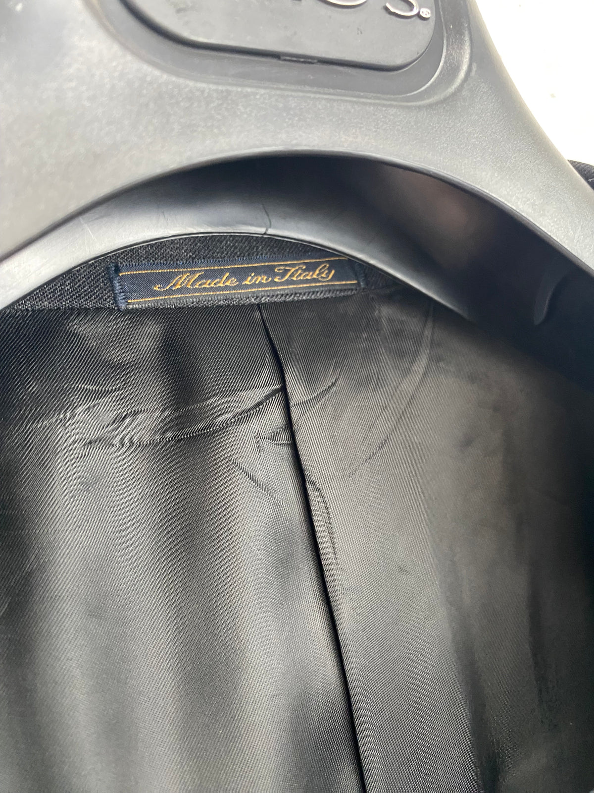 Collo interno della giacca Garrett's con etichetta Made in Italy e fodera nera