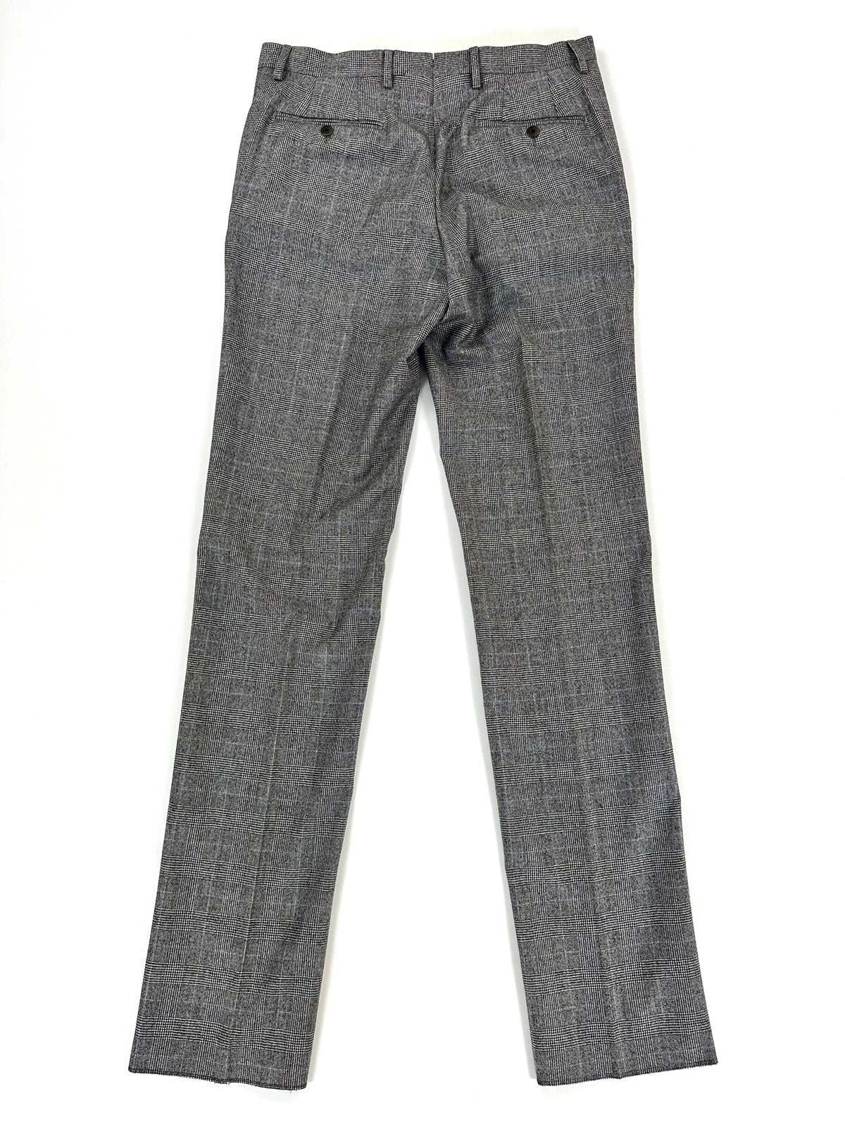 Gambe del pantalone distese, con la piega centrale in evidenza