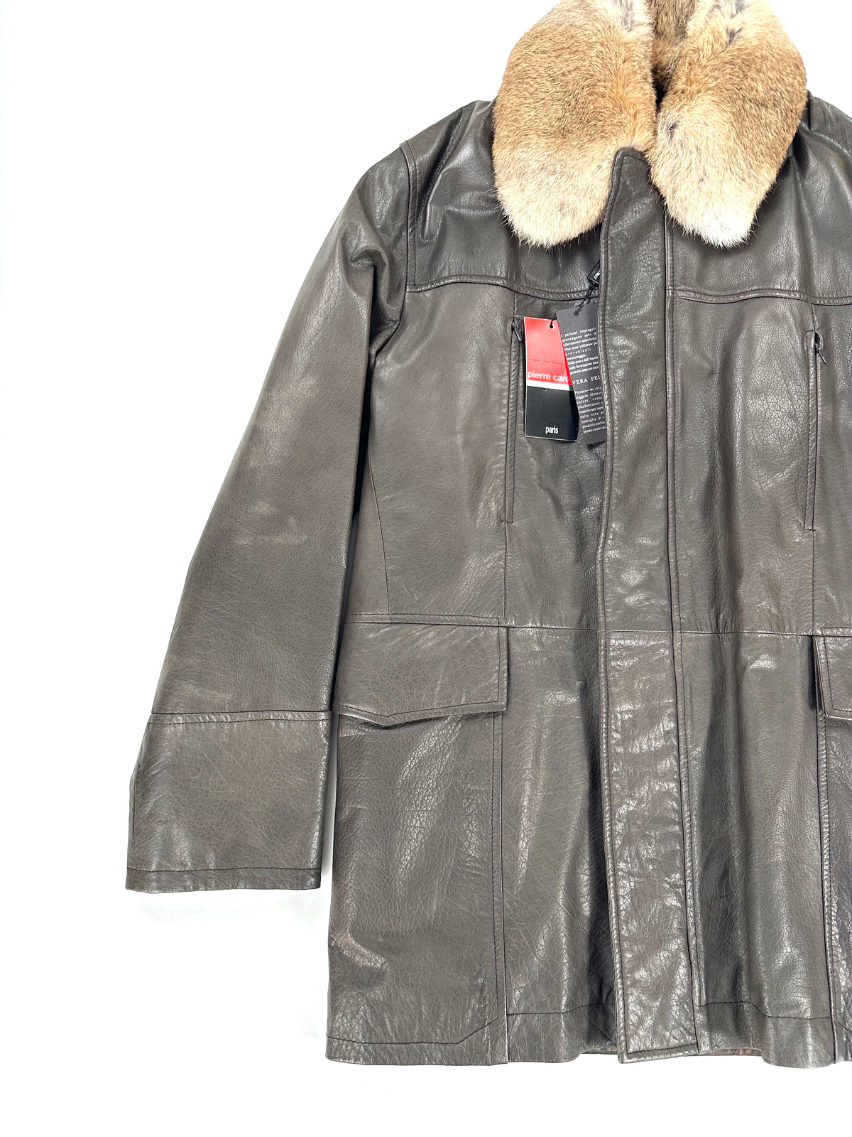 Montone Pierre Cardin marrone scuro disteso per intero, con il collo in volpe aperto sui due lati