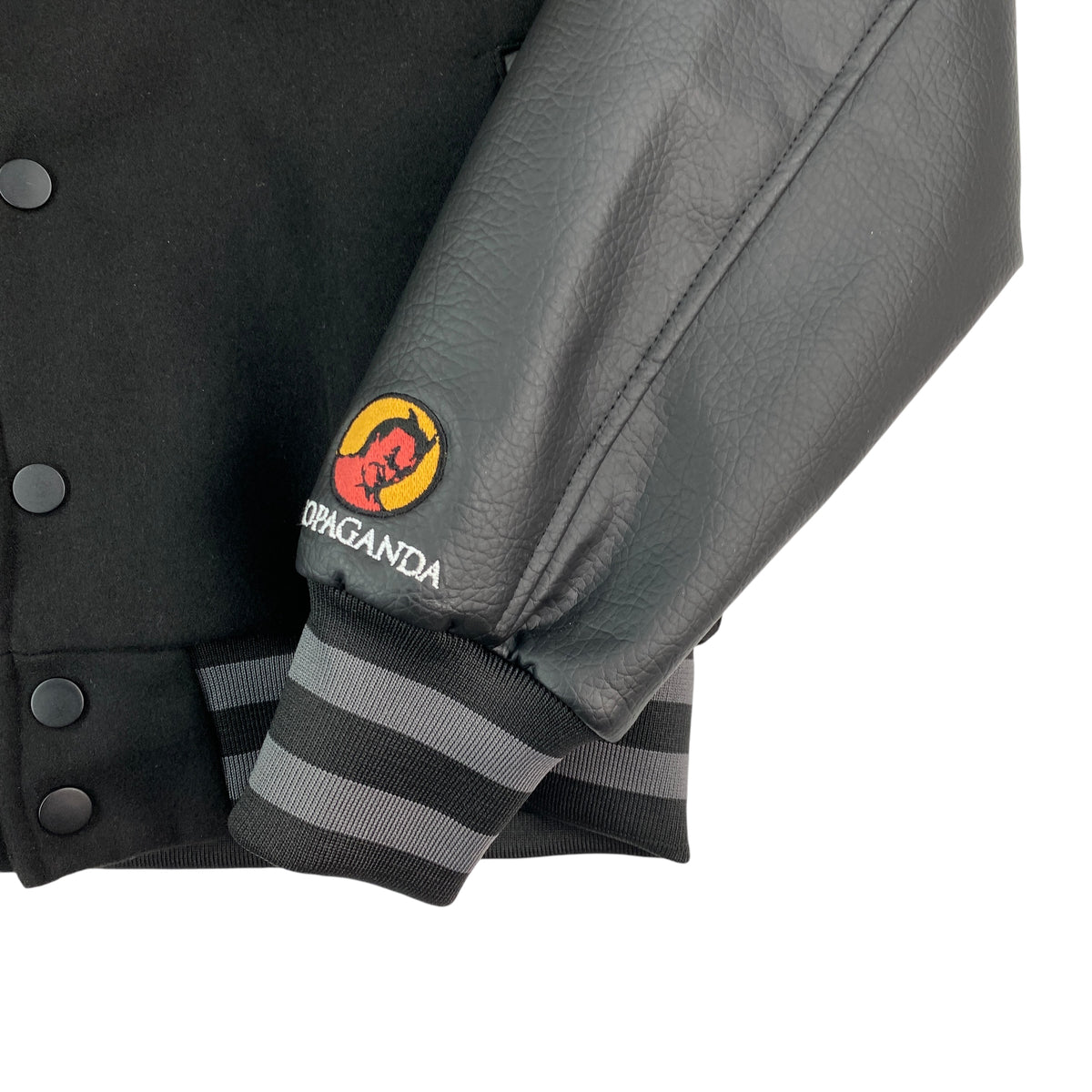 Manica del bomber Propaganda con patch ricamata del logo vicino al polsino in costina a righe