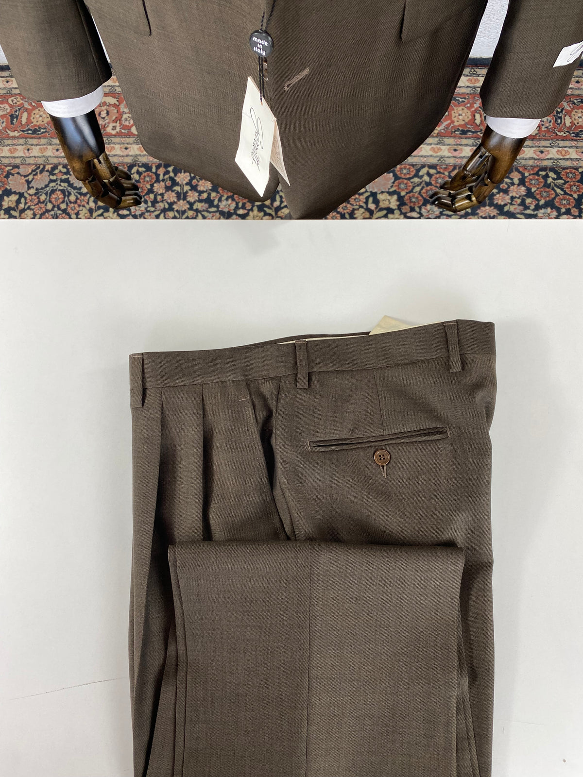 Pantalone Garrett's marrone con pince, piegato