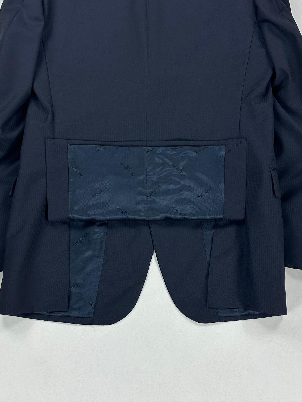 Fondo interno della giacca Aquascutum con doppio spacco posteriore e fodera monogrammata