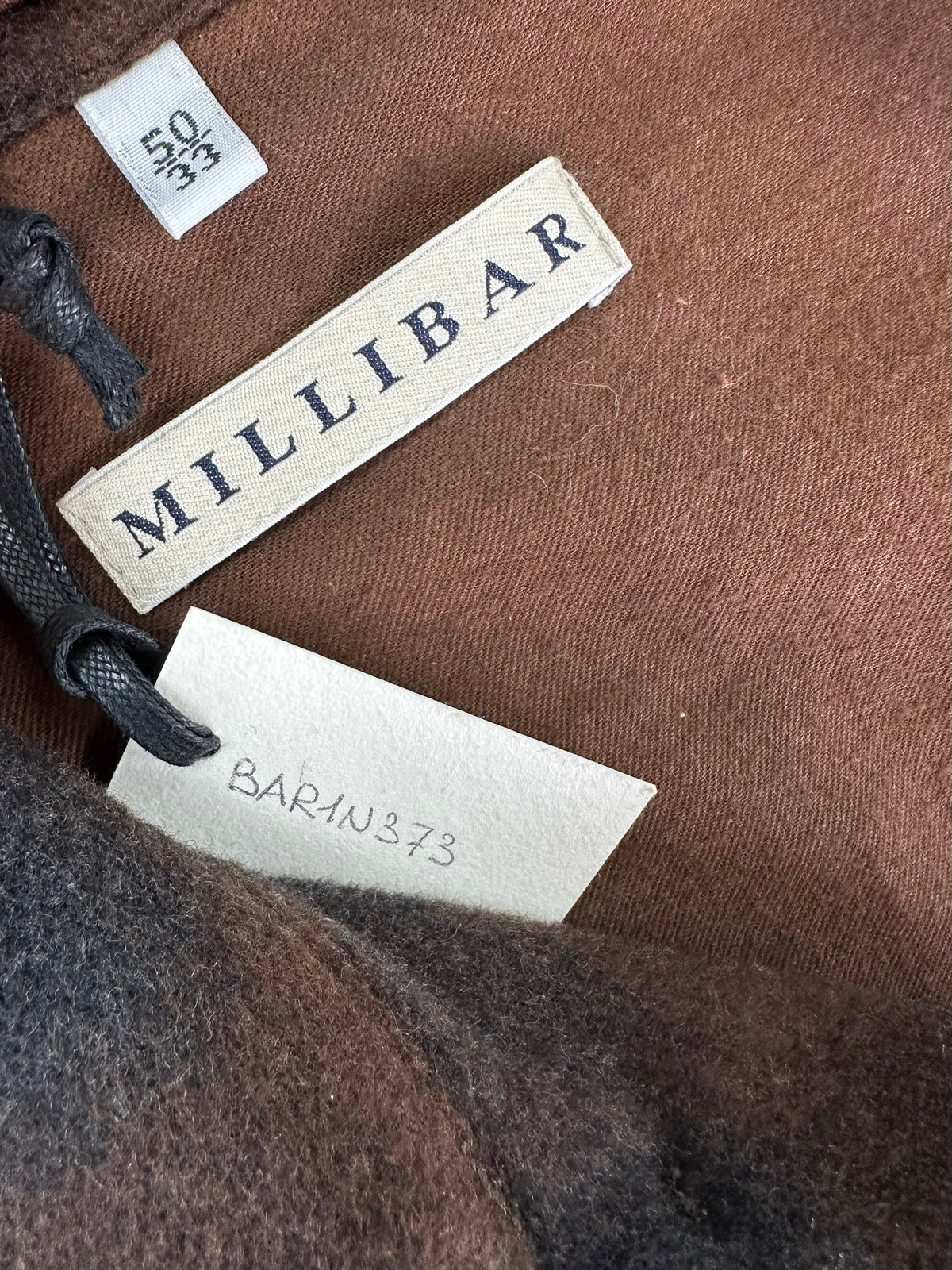 Etichetta Millibar e cartellino originale sulla fodera in cotone marrone, taglia 50