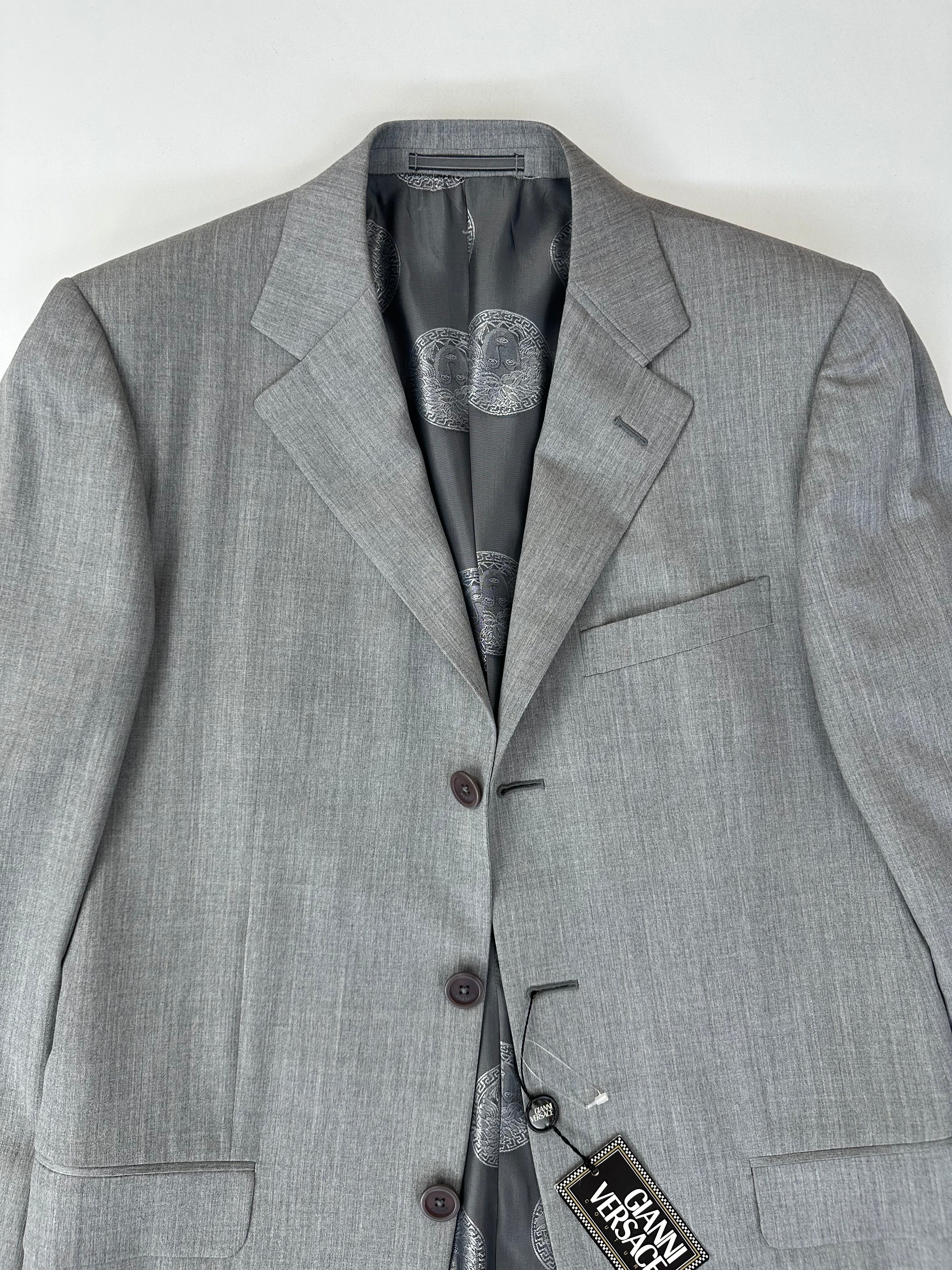 Abito Gianni Versace grigio chiaro, giacca vista posteriore