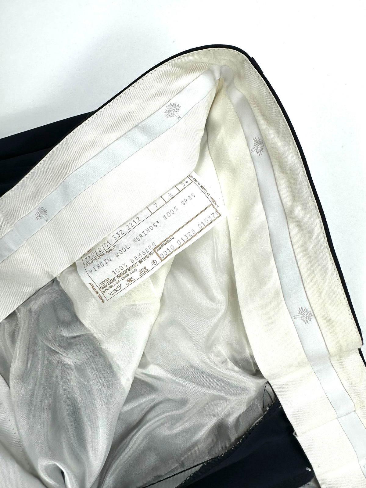Interno della vita del pantalone: fodera bianca ed etichetta di composizione virgin wool merinos 100%