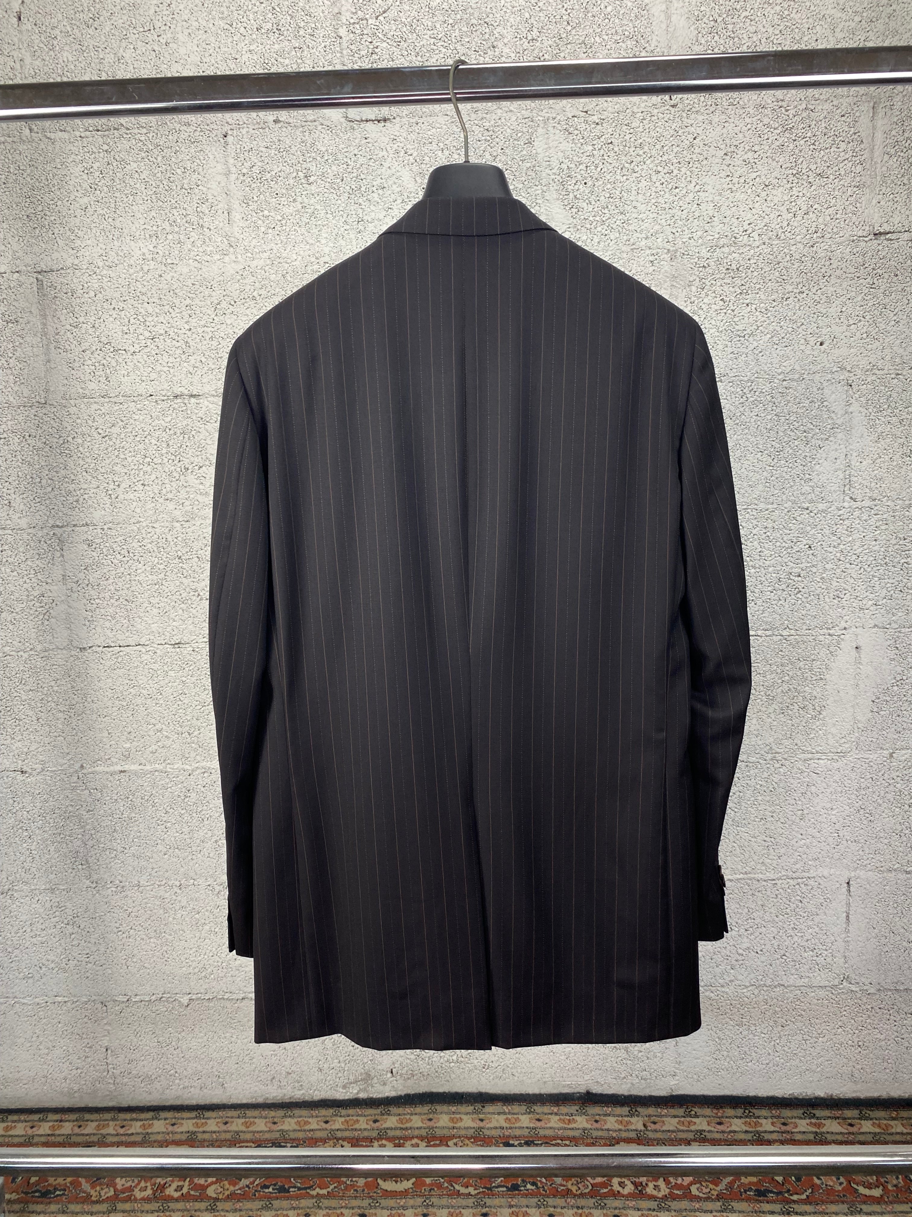 Completo Carlo Pignatelli nero gessato arancio, giacca vista frontale