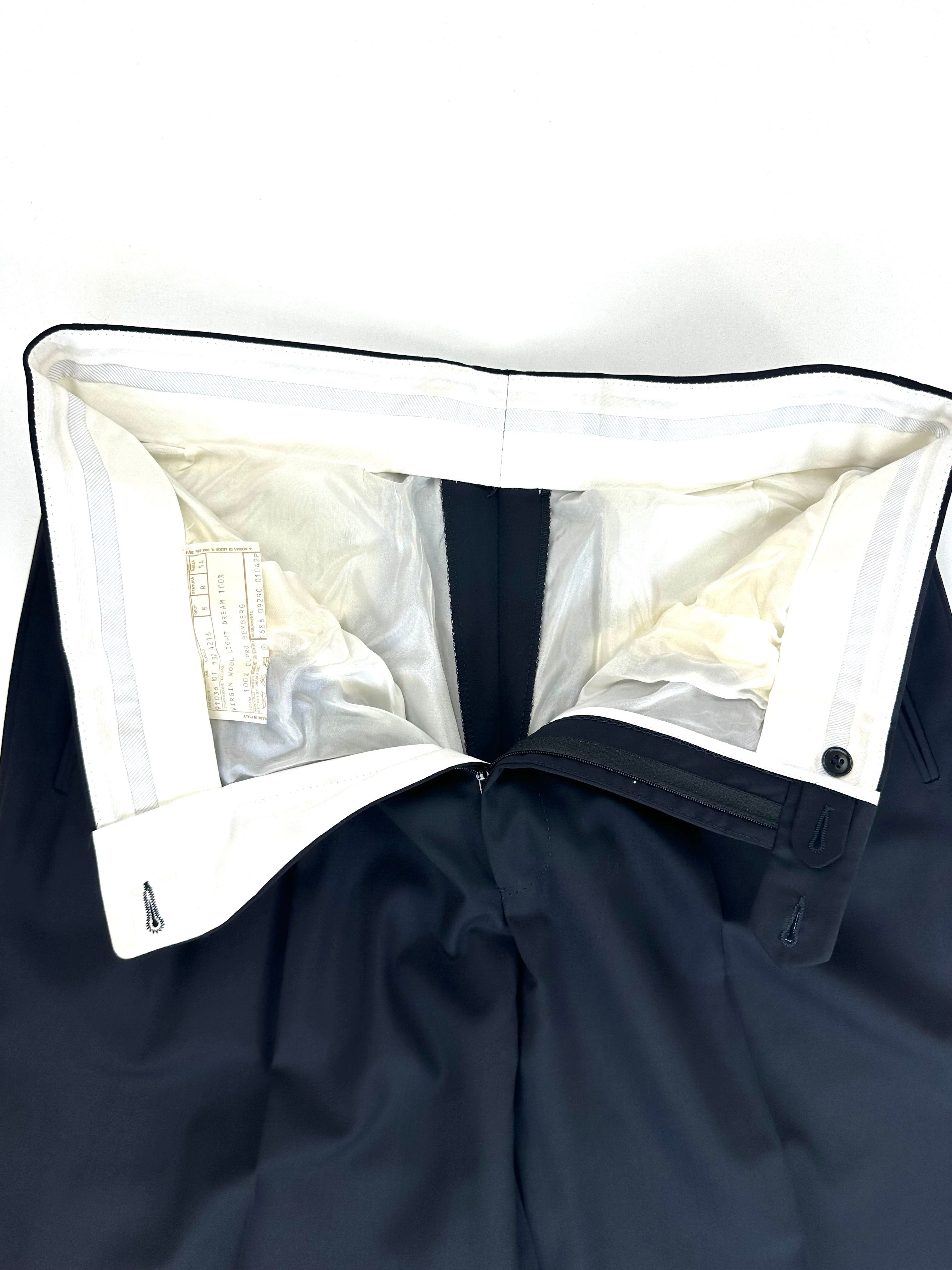 Interno vita del pantalone con fodera bianca ed etichetta