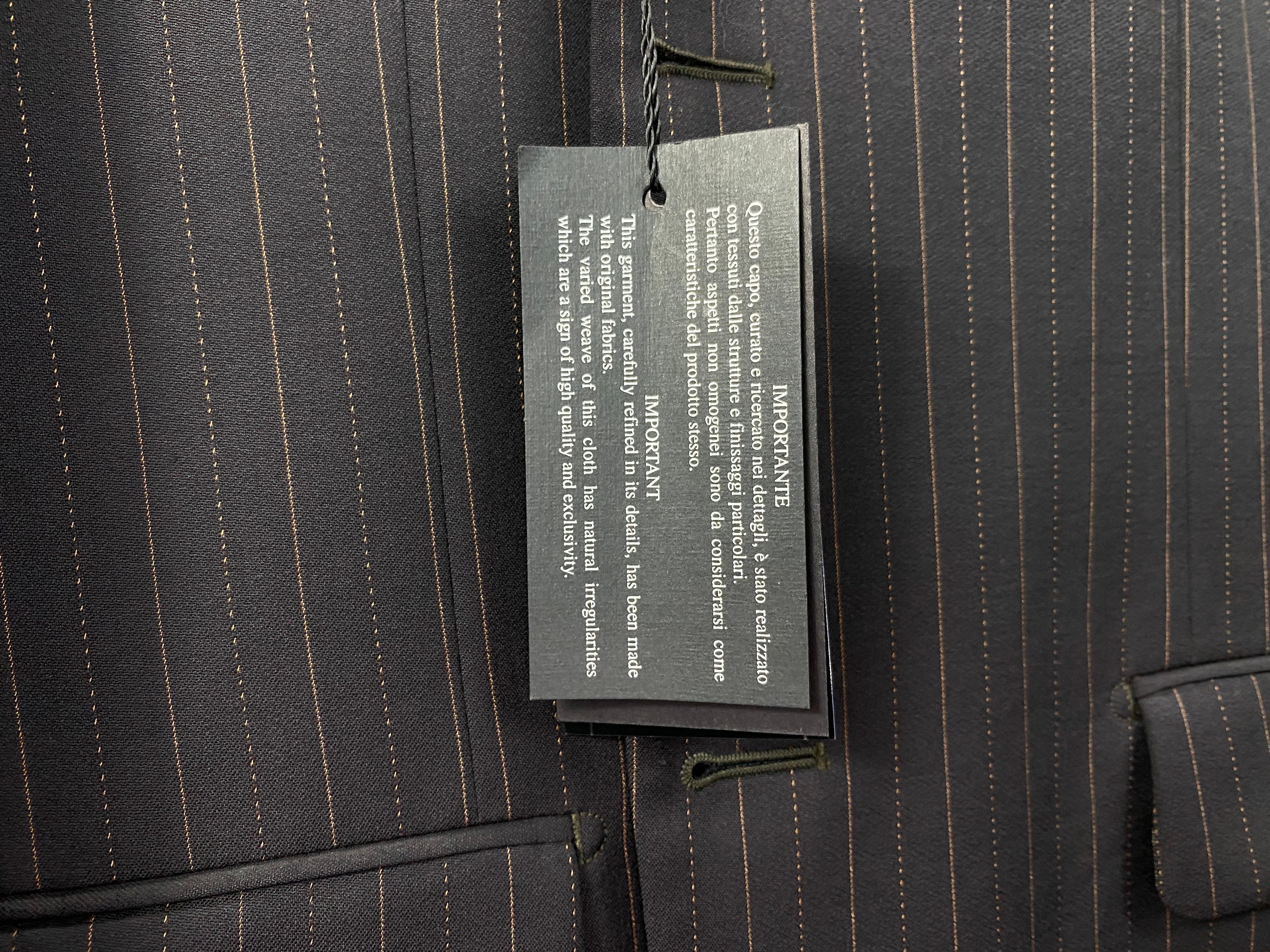 Completo Carlo Pignatelli nero gessato arancio, pantalone coordinato vista frontale