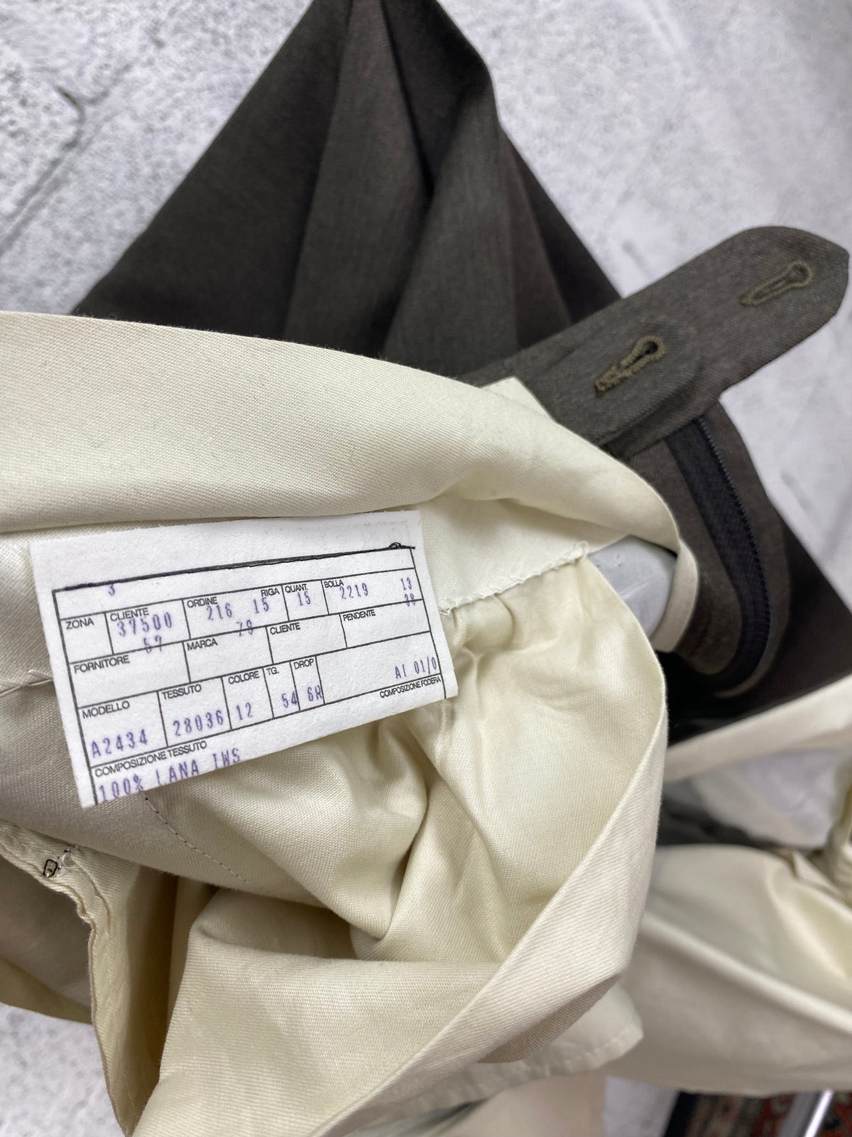 Scheda di commessa sulla fodera avorio del pantalone Garrett's