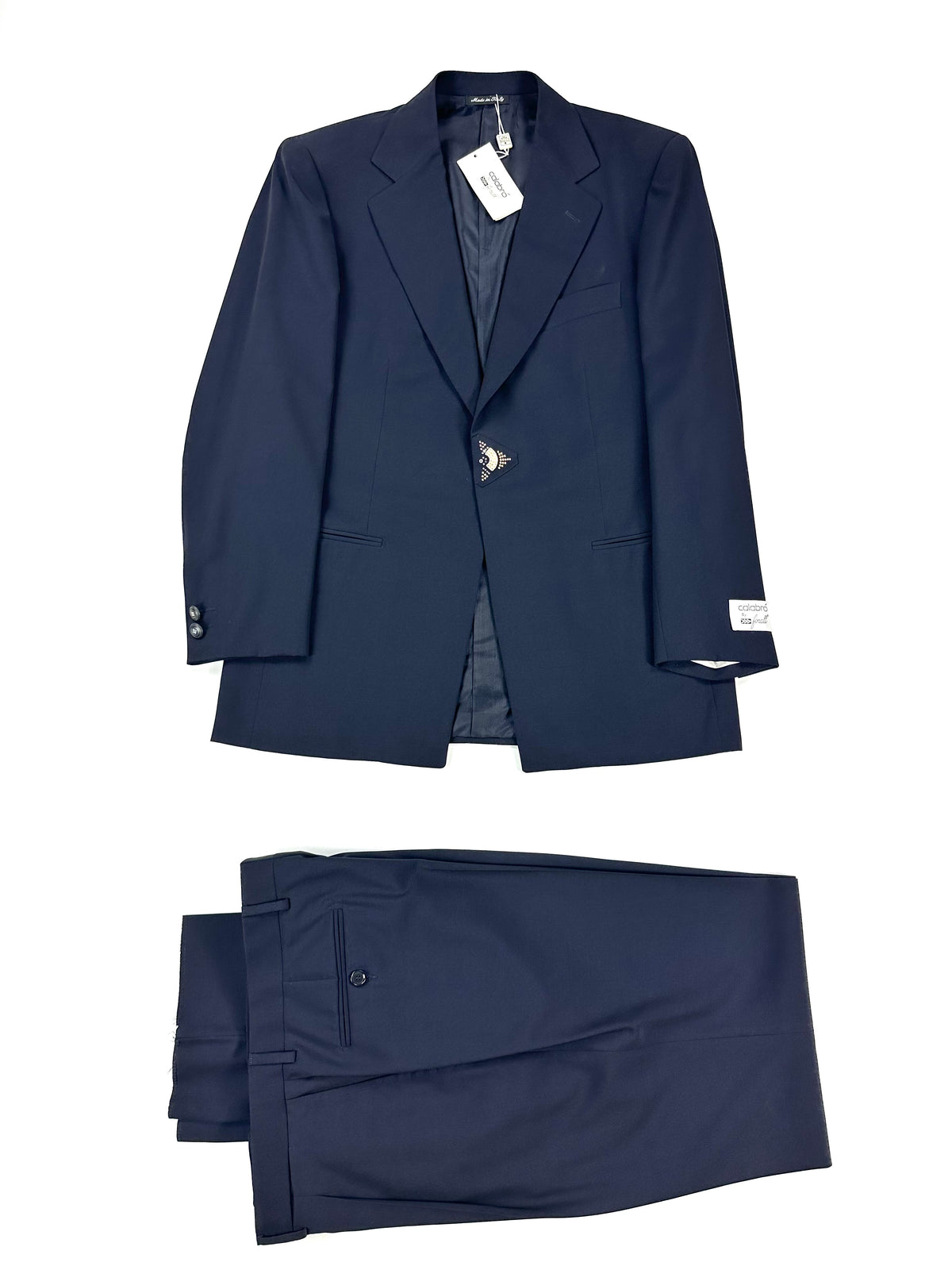 Abito Calabró by Forall disteso a piatto: giacca in alto e pantalone piegato in basso