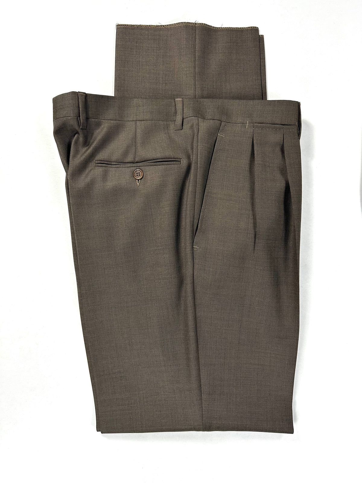 Pantalone Garrett's piegato: dettaglio della vita con le pince