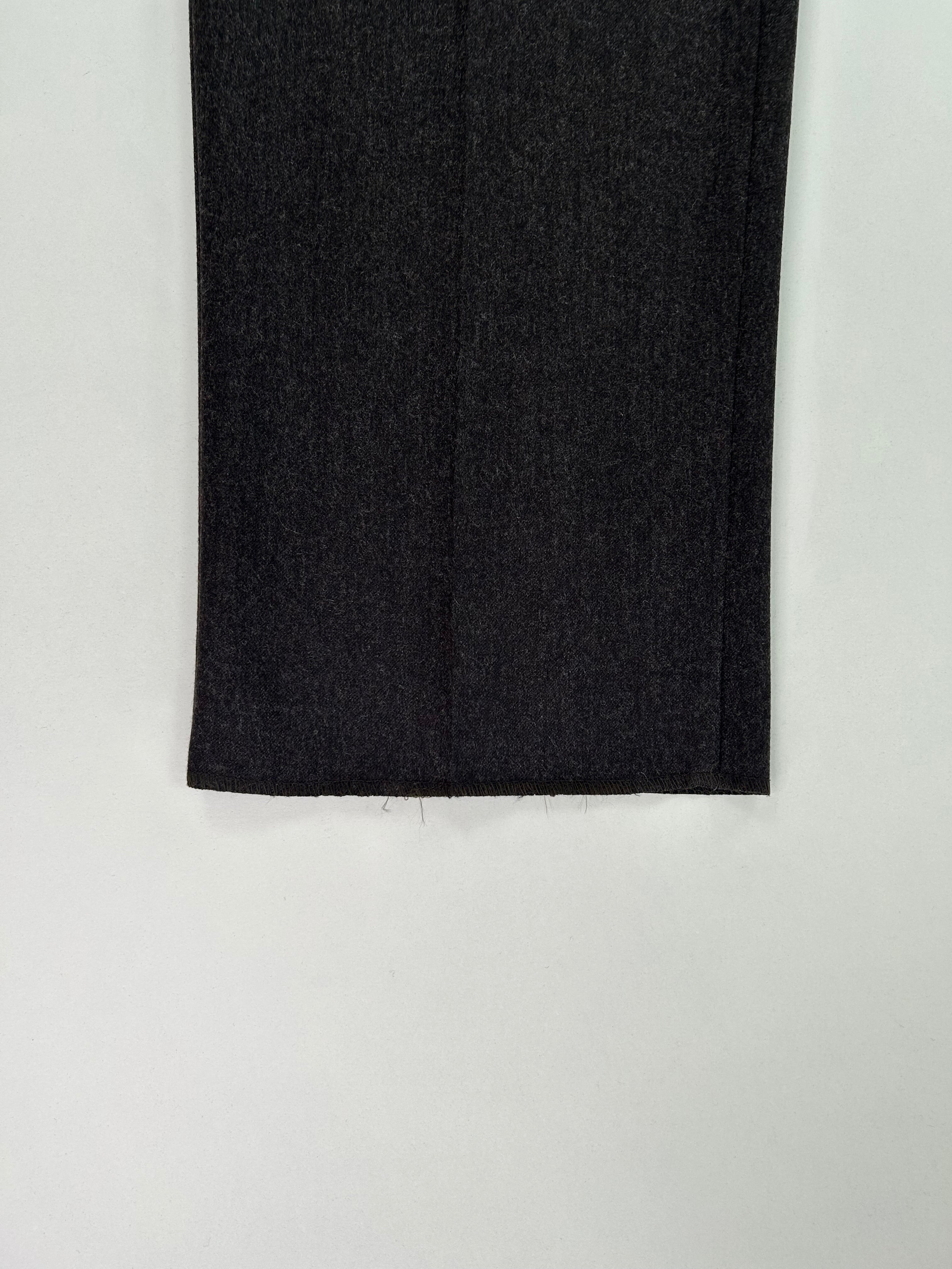 Dettaglio fondo gamba, pantalone Deimos grigio antracite