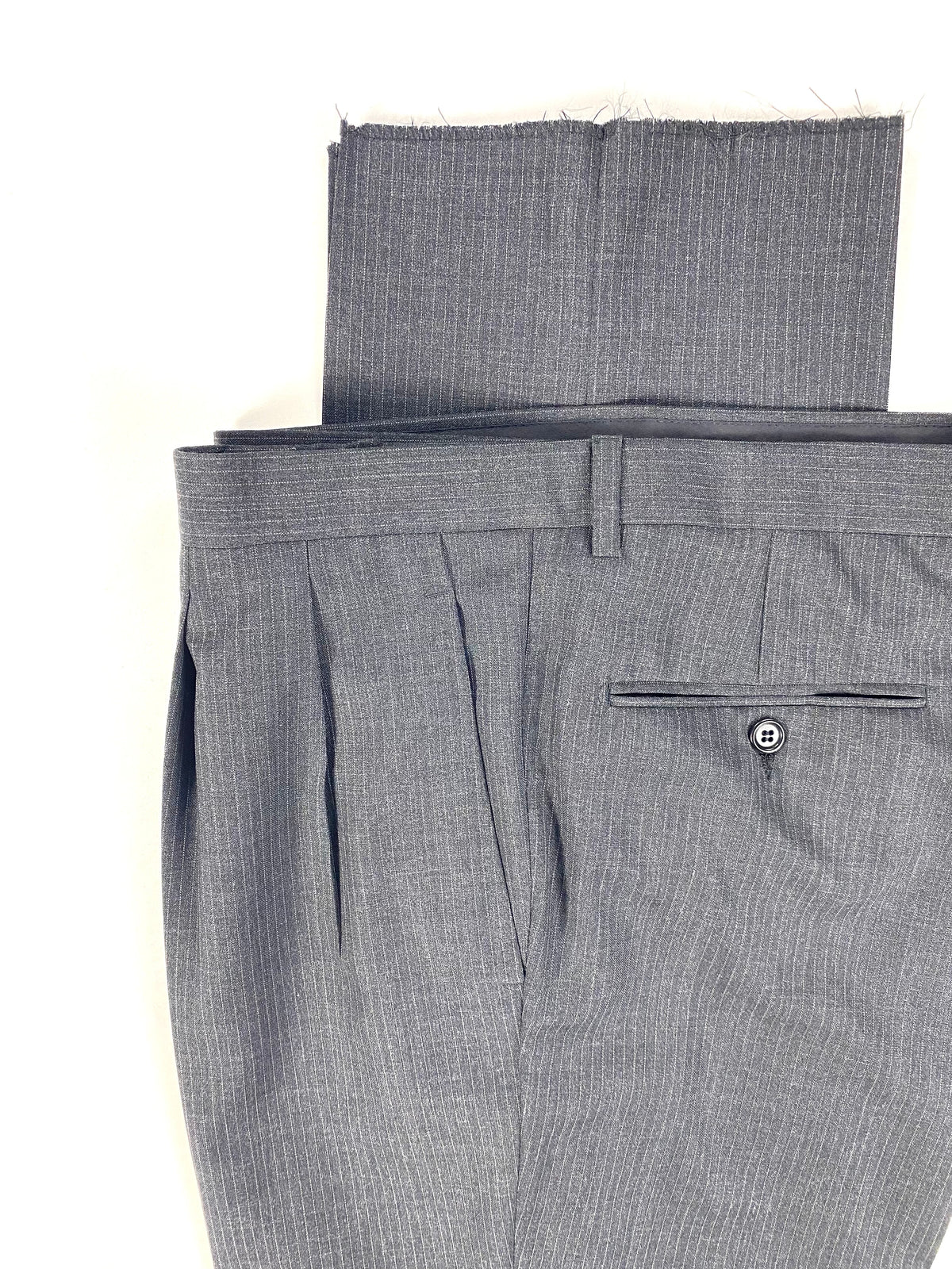 Pantalone Garrett's gessato: fondo grezzo da orlare, vita con due pince e tasca posteriore a filetto
