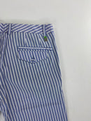 Pantalone Hugo Boss chino azzurro righe bianche, dettaglio passante con logo BOSS