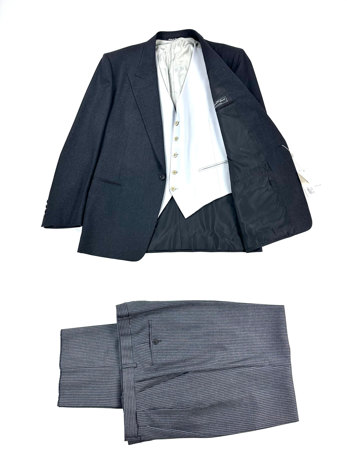 Abito tre pezzi Calabró by Forall disteso a piatto: giacca con gilet chiaro e pantalone a righe piegato