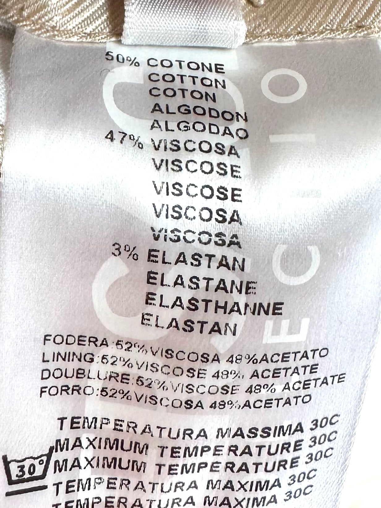 Etichetta composizione giacca: 50% cotone, 47% viscosa, 3% elastan, fodera 52% viscosa 48% acetato