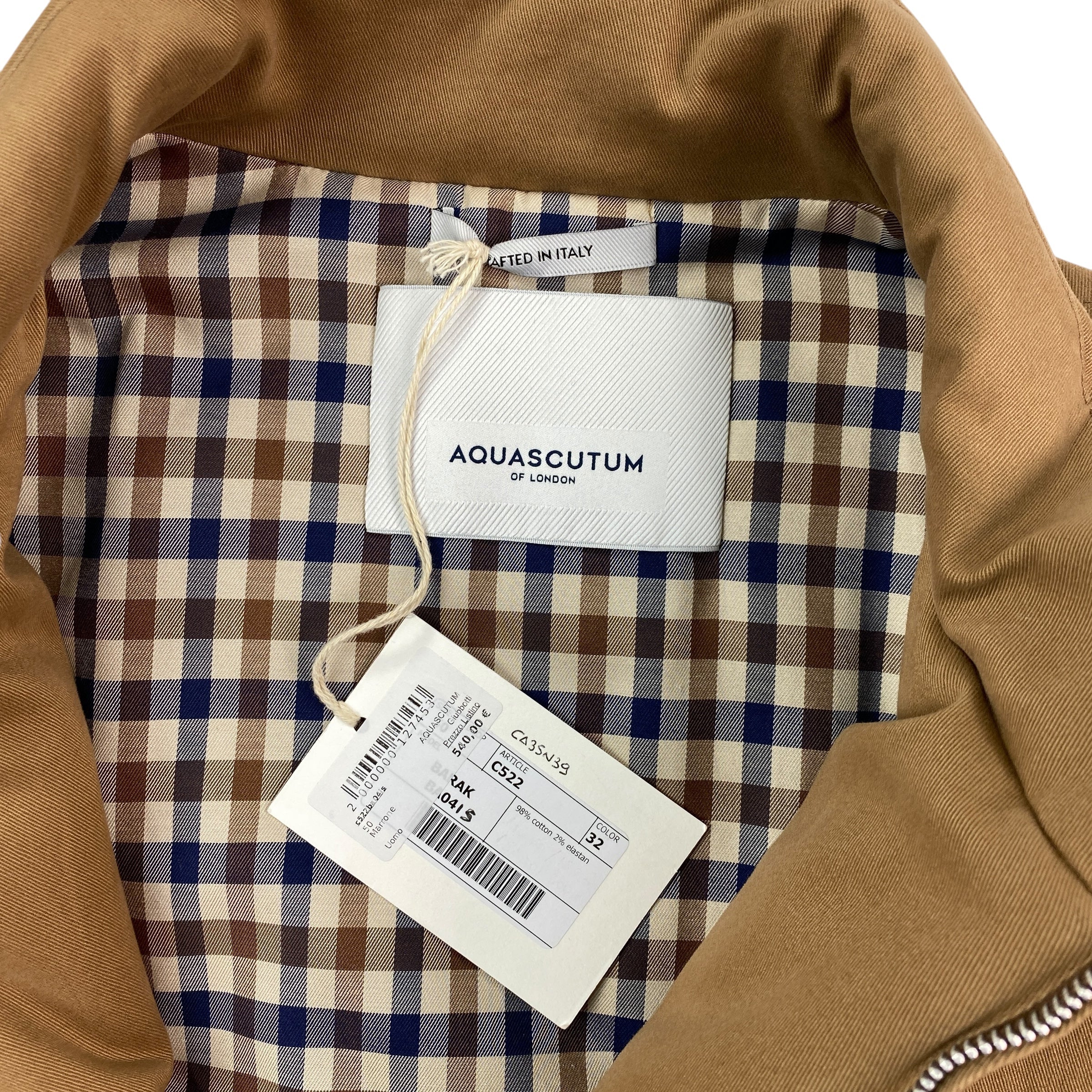Dettaglio fodera check ed etichetta Aquascutum con cartellino