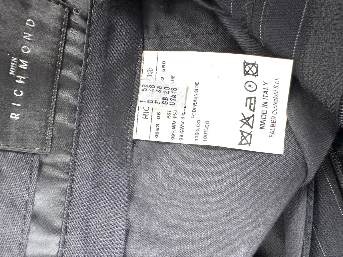 Etichetta di composizione del pantalone cucita all'interno della cintura