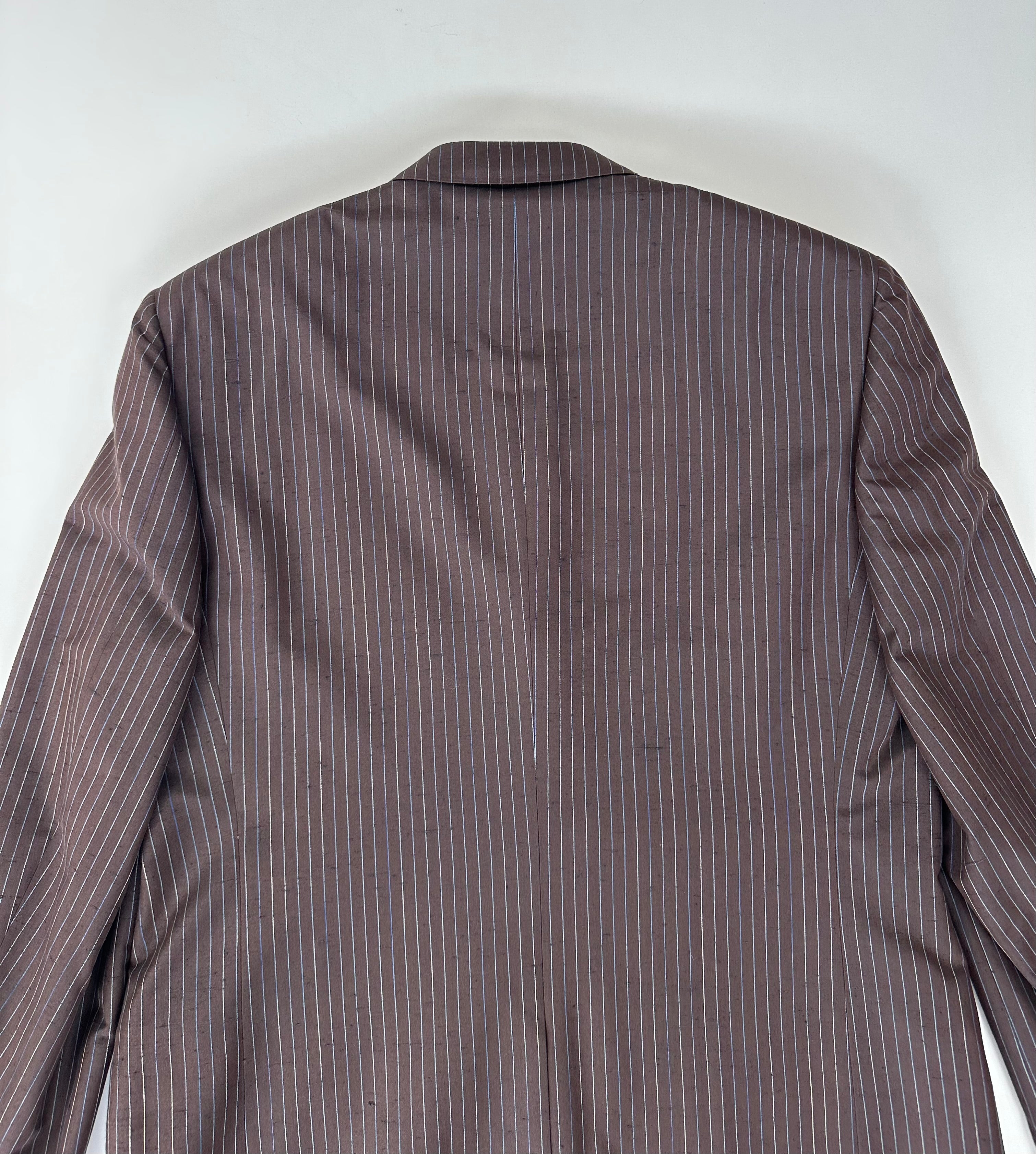 Abito Versace Classic marrone gessato, dettaglio gessatura verticale