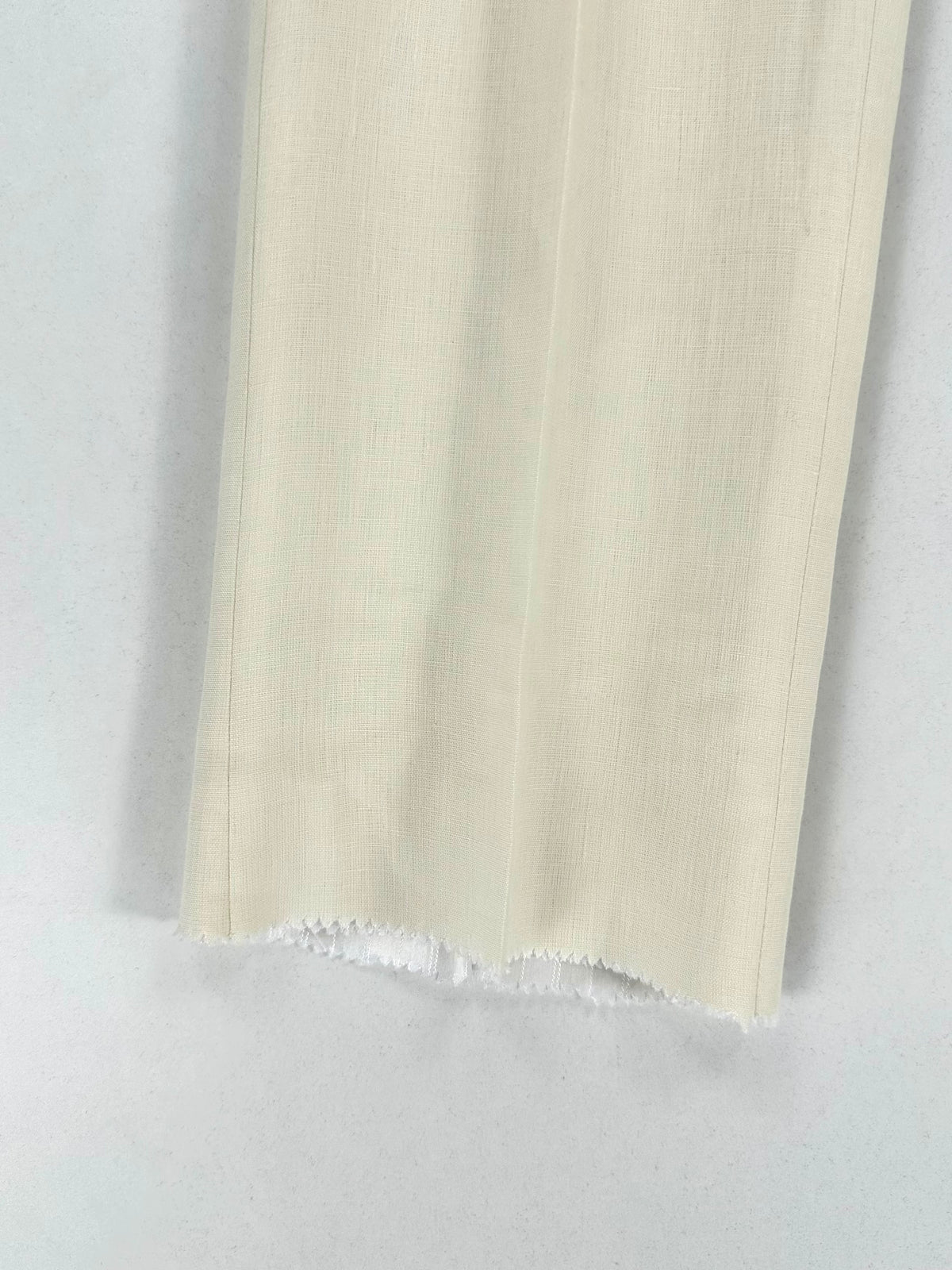 Fondo gamba del pantalone in lino ripiegato in primo piano