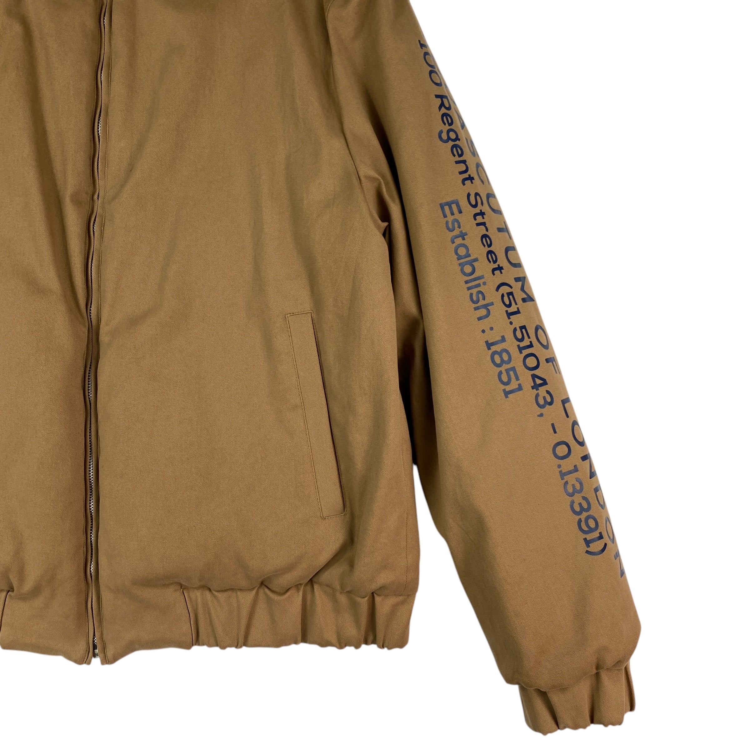 Dettaglio manica con stampa Regent Street, giacca Aquascutum