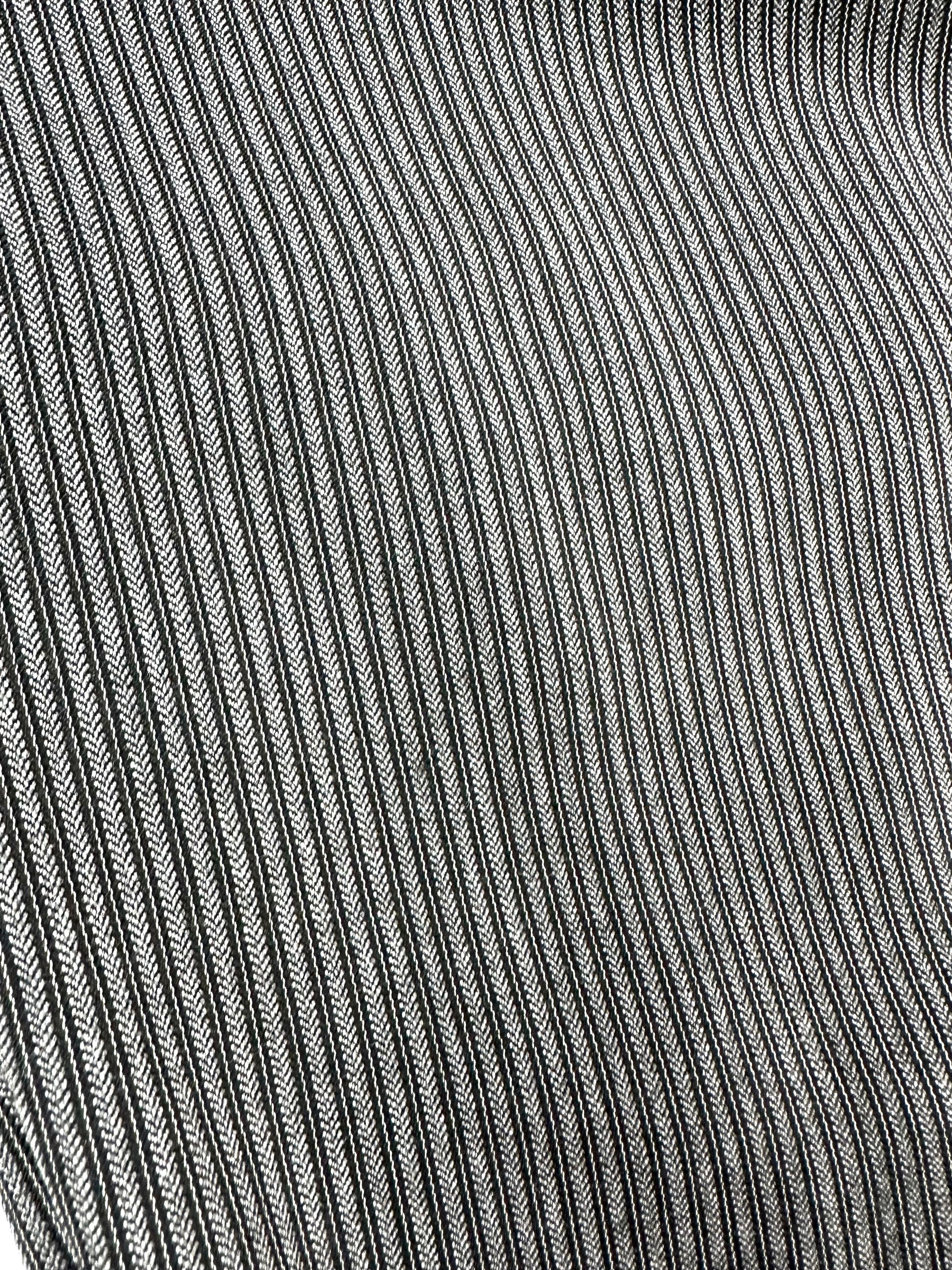 Macro del tessuto del pantalone: rigatura verticale fitta in bianco e nero
