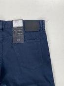 Pantalone Hugo Boss Maine blu, dettaglio logo su tasca anteriore