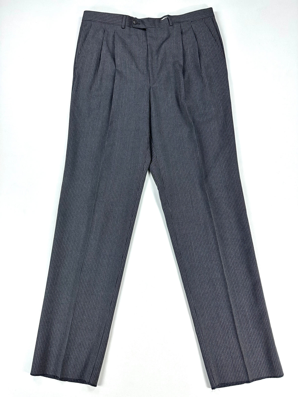 Pantalone a righe disteso per intero, gambe affiancate