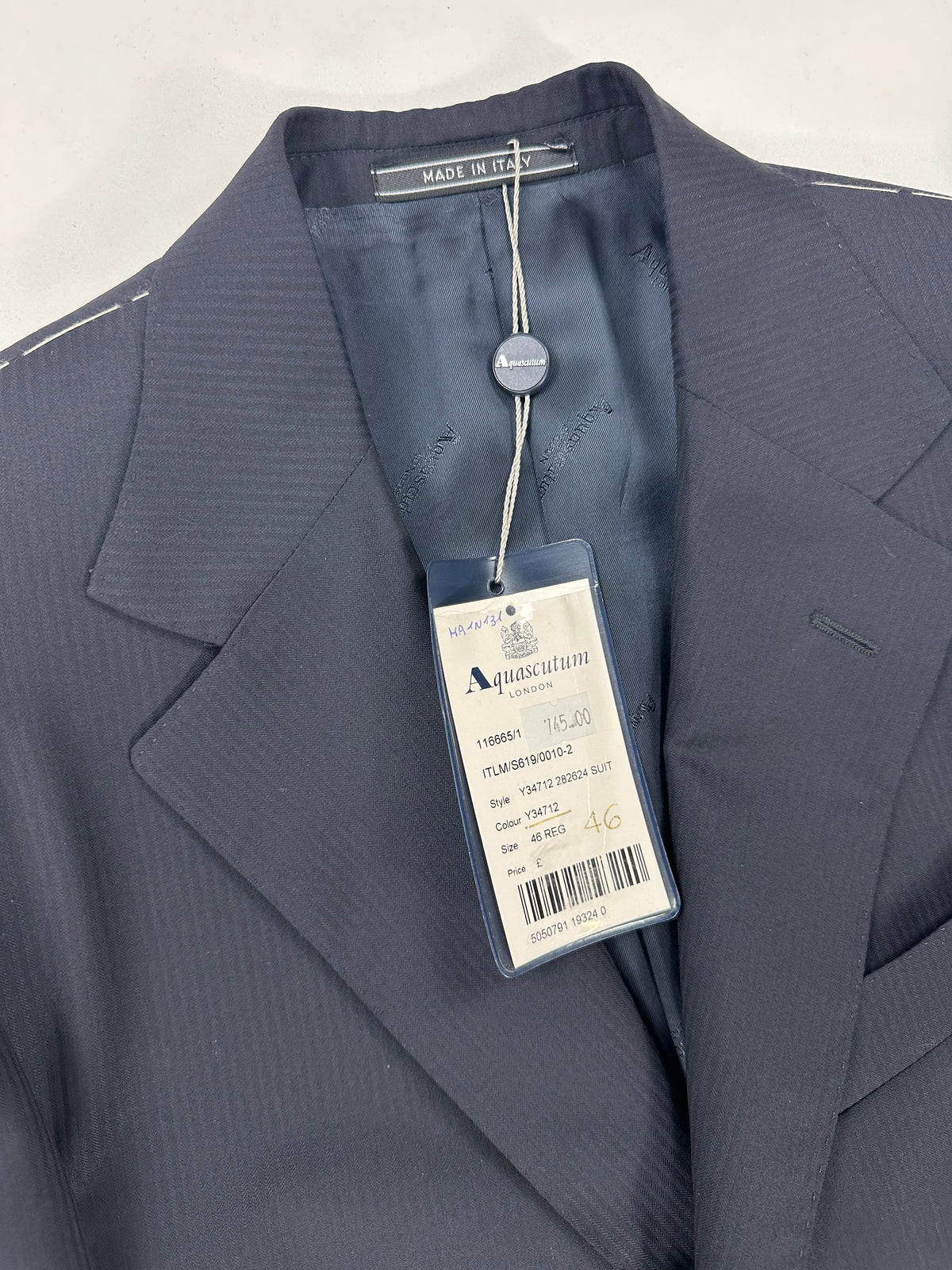 Giacca Aquascutum blu notte con imbastiture bianche di fabbrica ancora presenti su spalle e revers