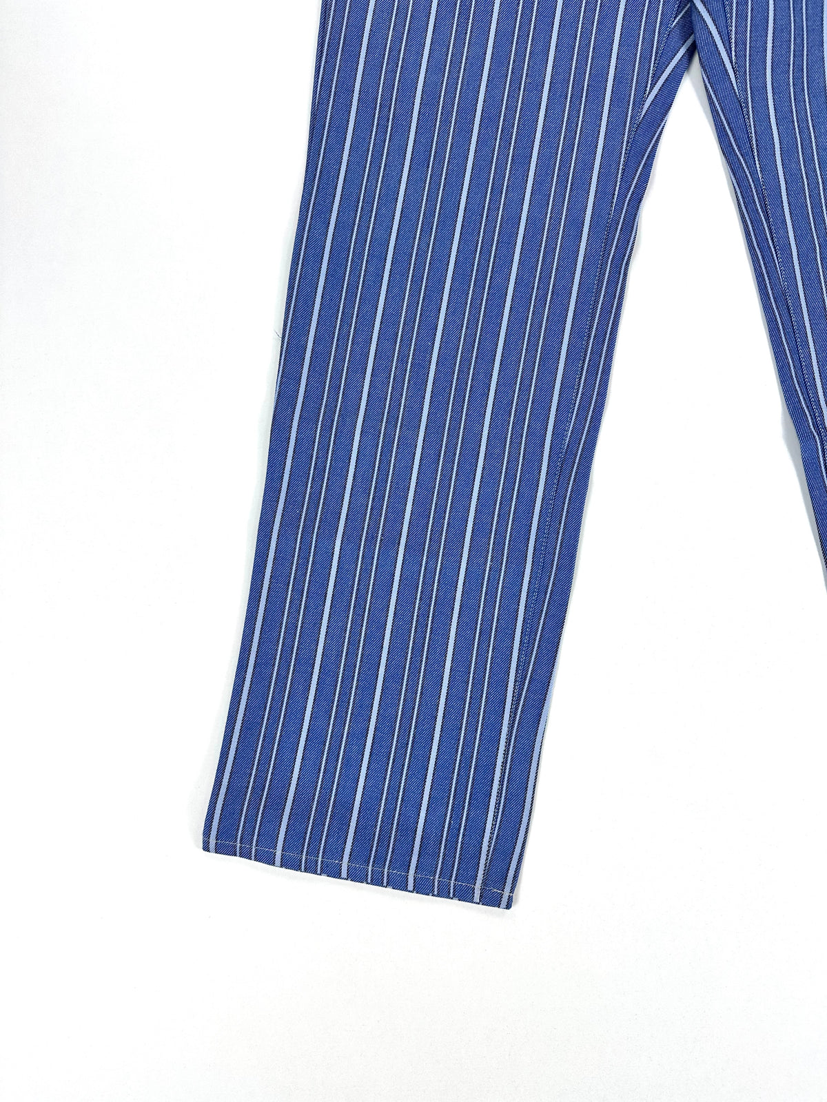 Fondo gamba del jeans in denim rigato, ripiegato in primo piano