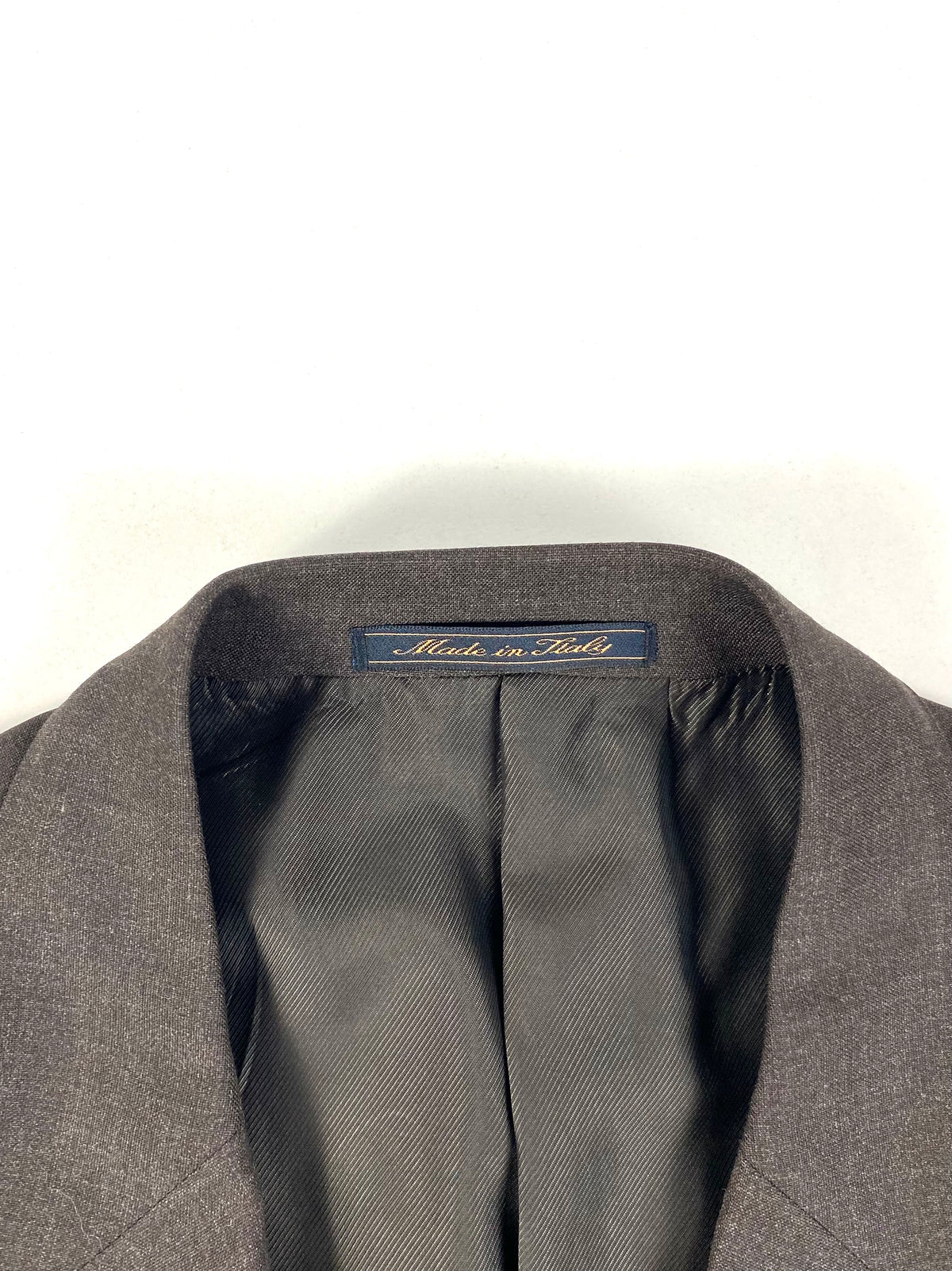 Collo e revers a dente della giacca Garrett's con etichetta Made in Italy e fodera Bemberg