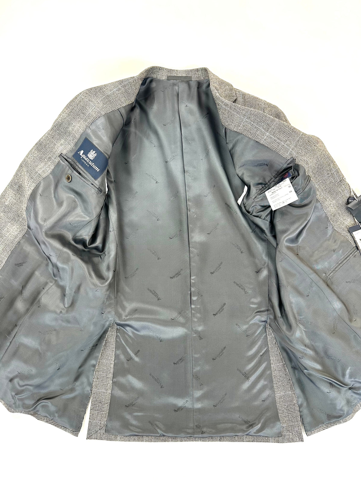 Giacca aperta che mostra la fodera grigia con monogramma Aquascutum tono su tono