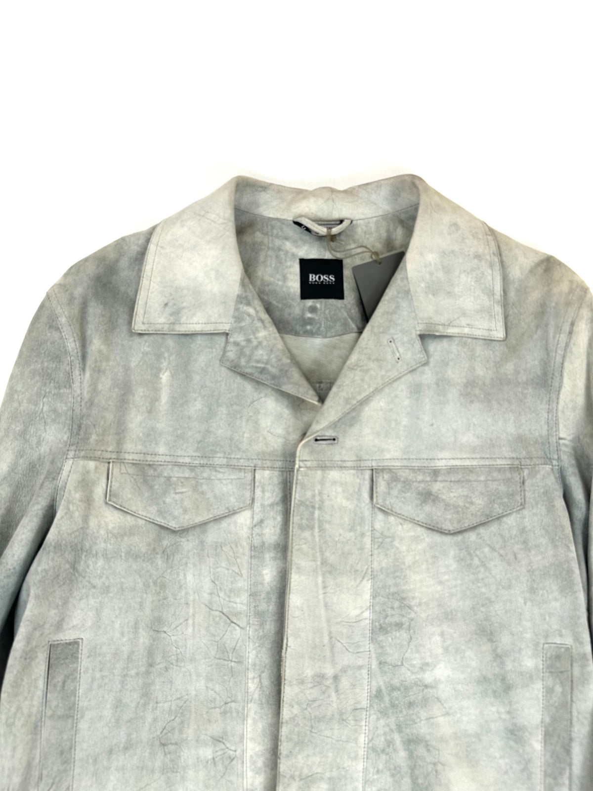 Parte alta della giacca Hugo Boss: collo a camicia, carré e taschini con pattina in camoscio grigio ghiaccio