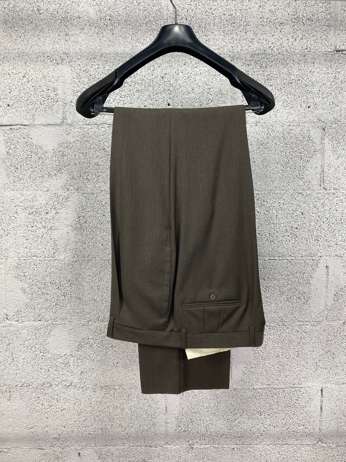 Pantalone Garrett's verde cachi con risvolto, piegato su gruccia