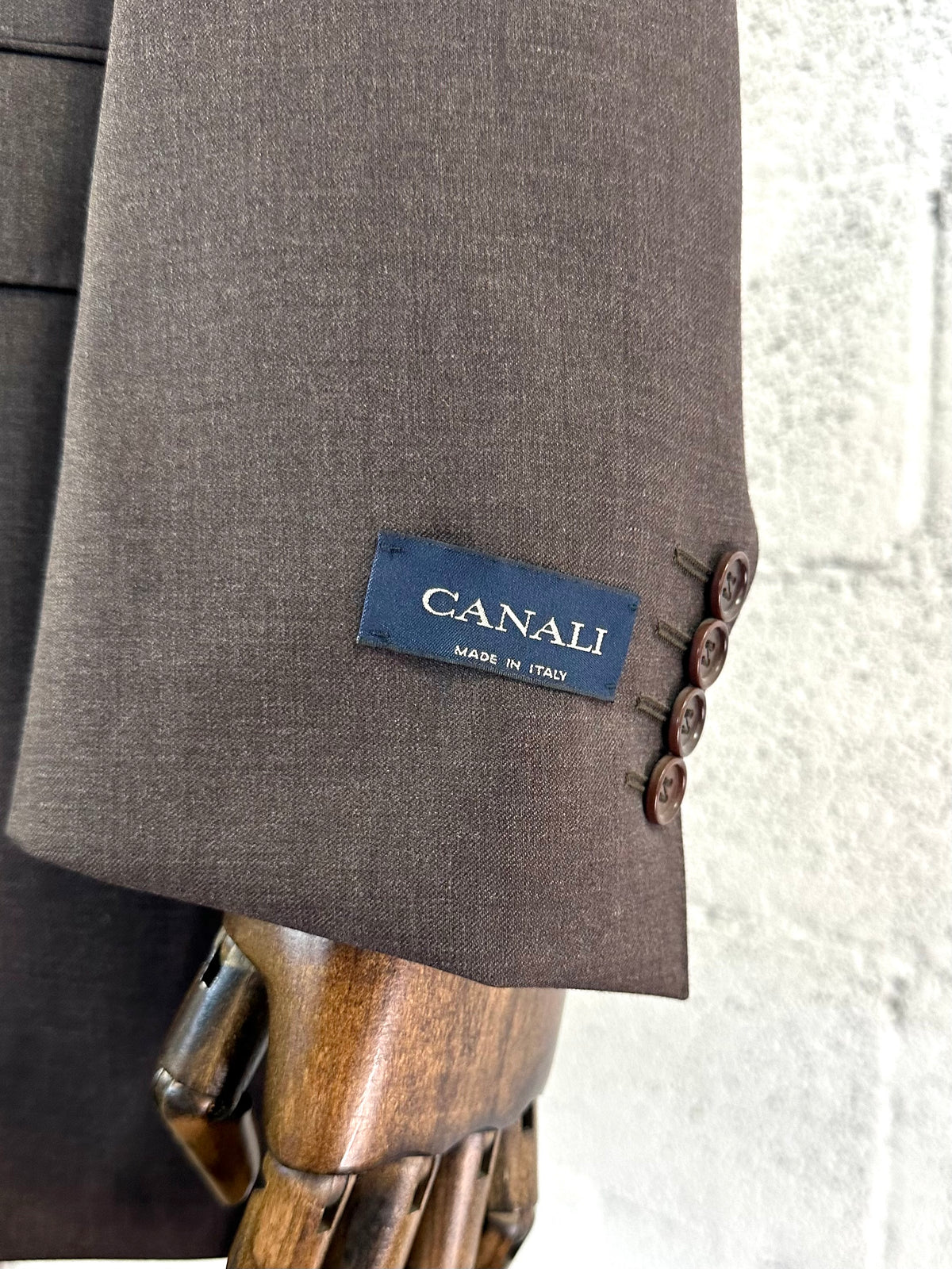 Canali — etichetta di marca sulla manica della giacca — IlBotteghino