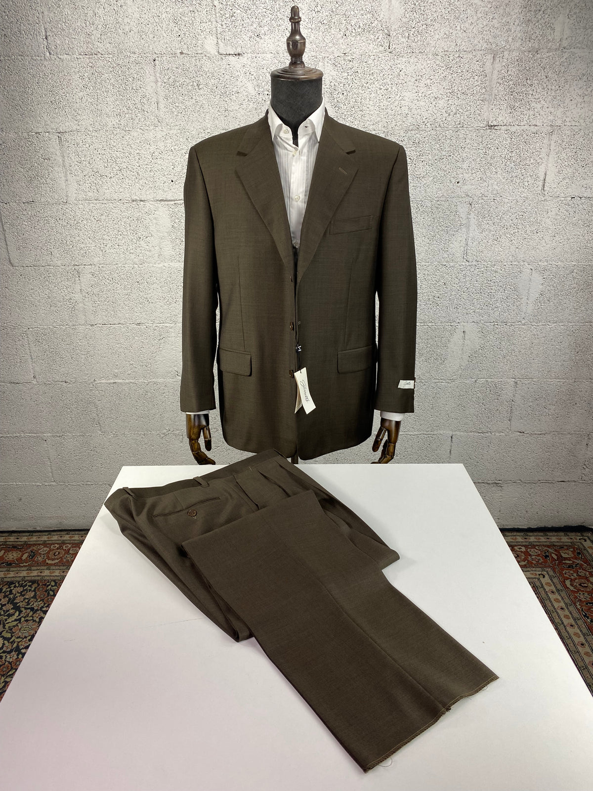 Completo Garrett's verde marrone esposto su manichino, con il pantalone piegato accanto