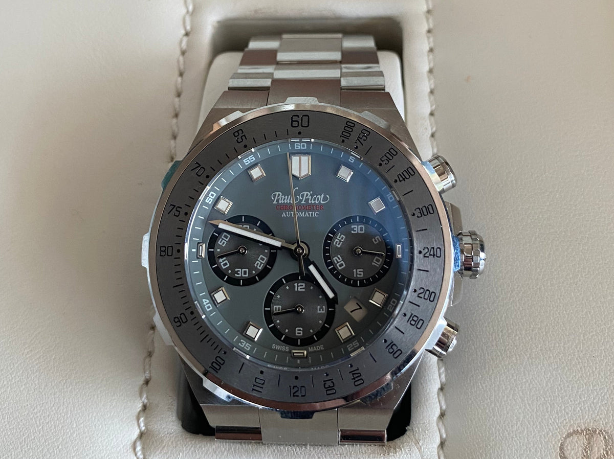 Paul Picot Yachtman Tachymeter — dettaglio quadrante grigio con contatori verdi e lunetta tachimetrica in tungsteno — IlBotteghino