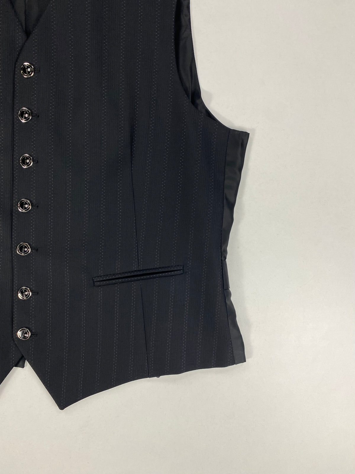 Fianco del gilet Pal Zileri con bottoni gioiello