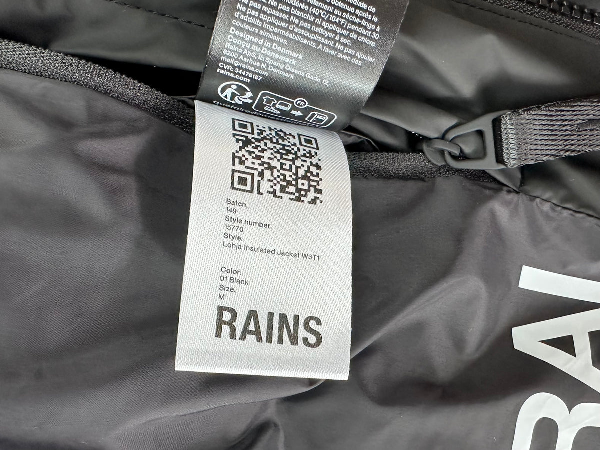Etichetta Rains con codice QR: batch 149, articolo 15770, Lohja Insulated Jacket W3T1, colore 01 Black, taglia M