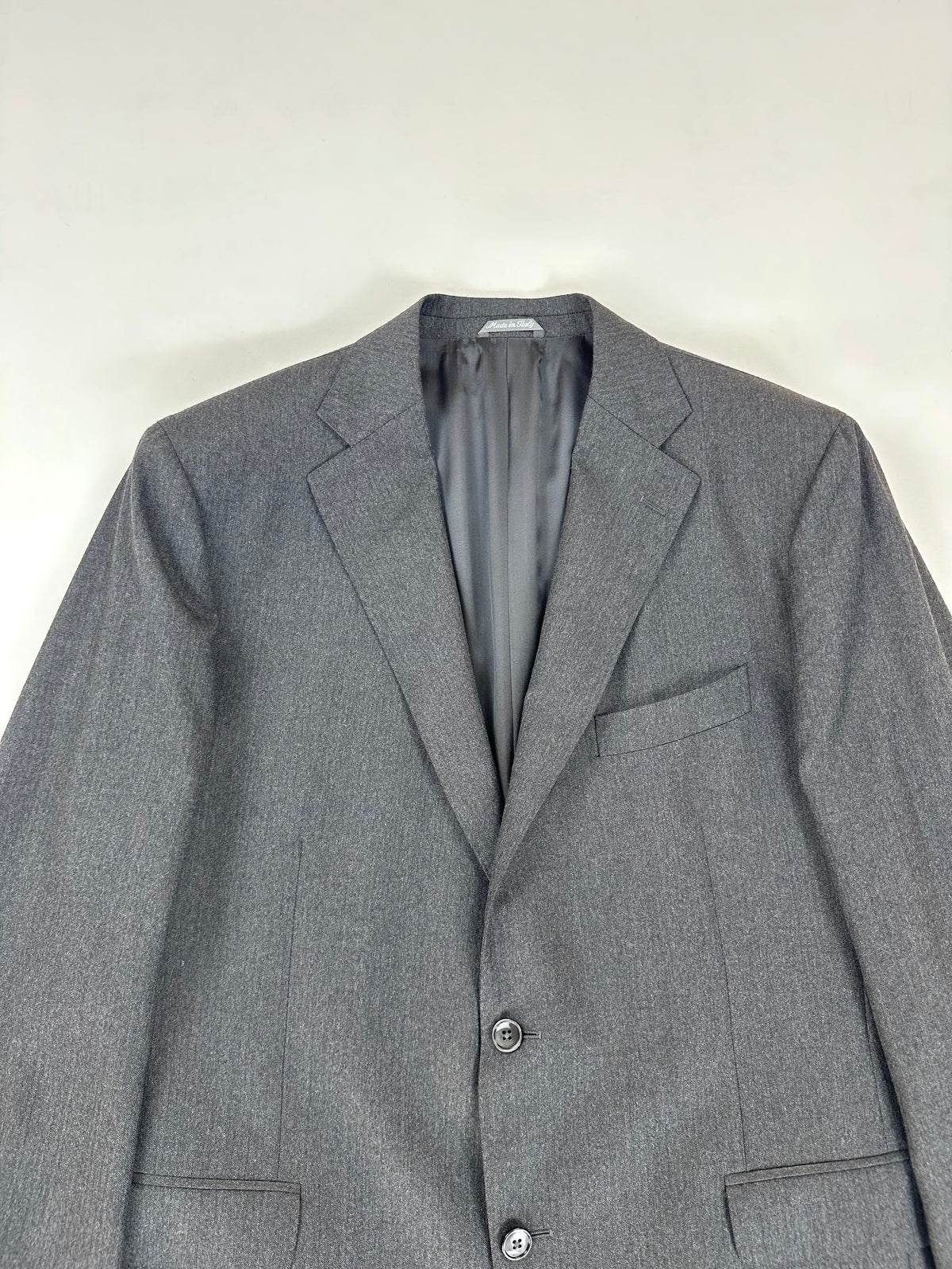Giacca Lardini appesa, collo e revers a dente in tessuto grigio
