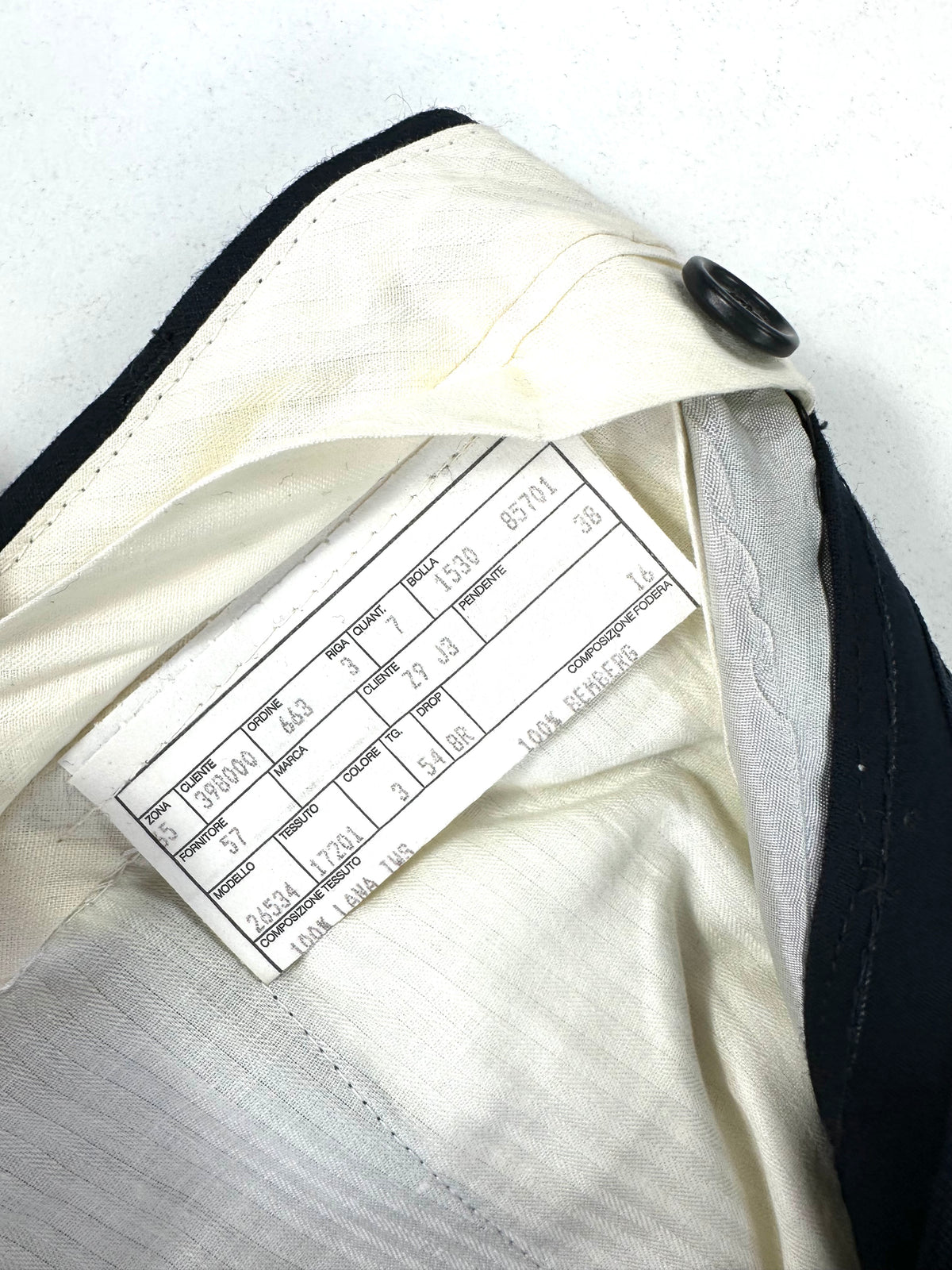 Scheda di commessa sulla fodera avorio del pantalone Garrett's