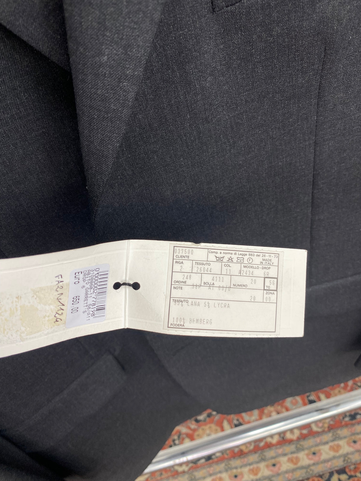 Cartellino originale Garrett's: 95% lana 5% lycra, fodera Bemberg, listino 650 euro