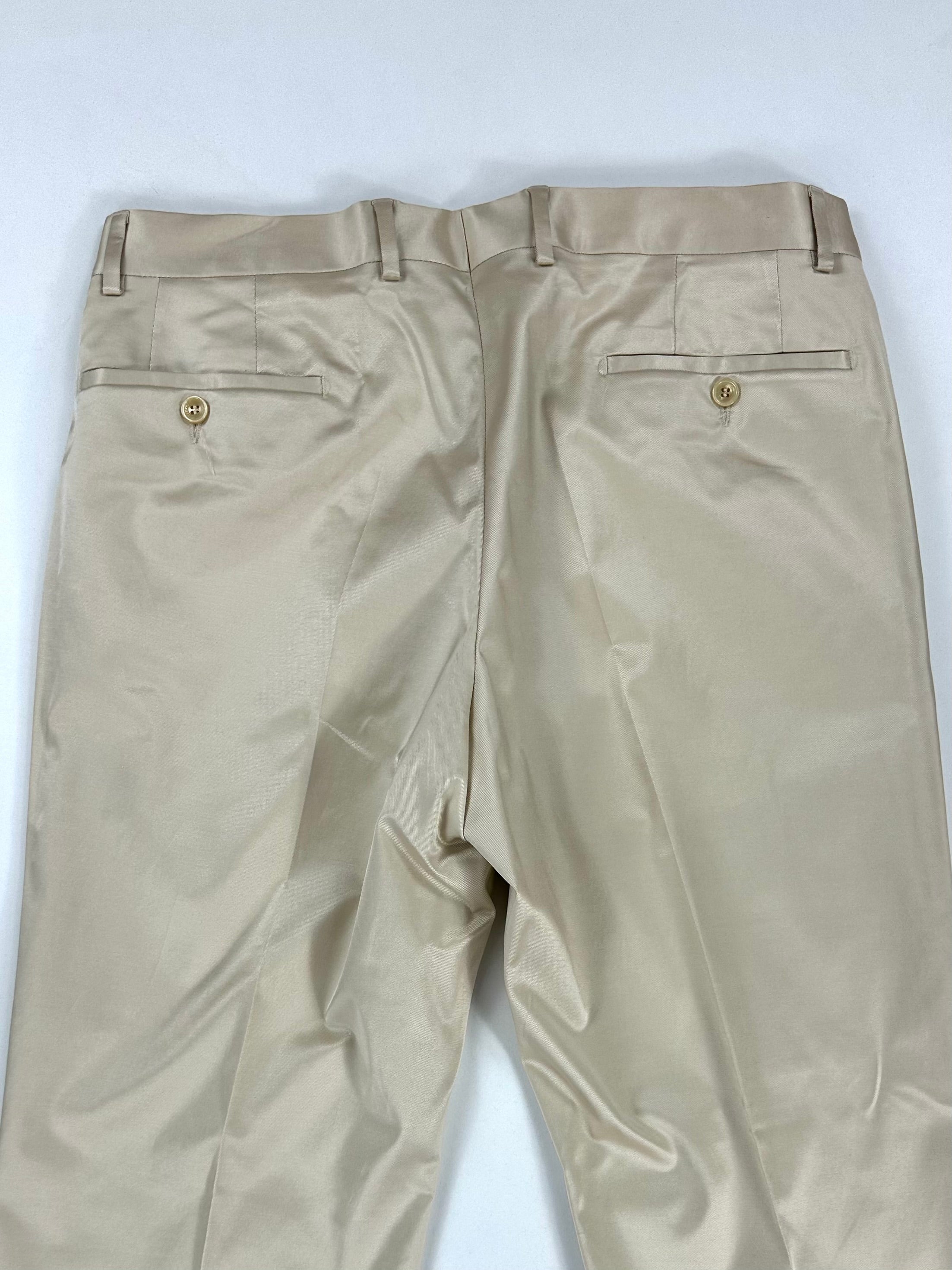 Retro del pantalone con due tasche posteriori a filetto chiuse da bottone