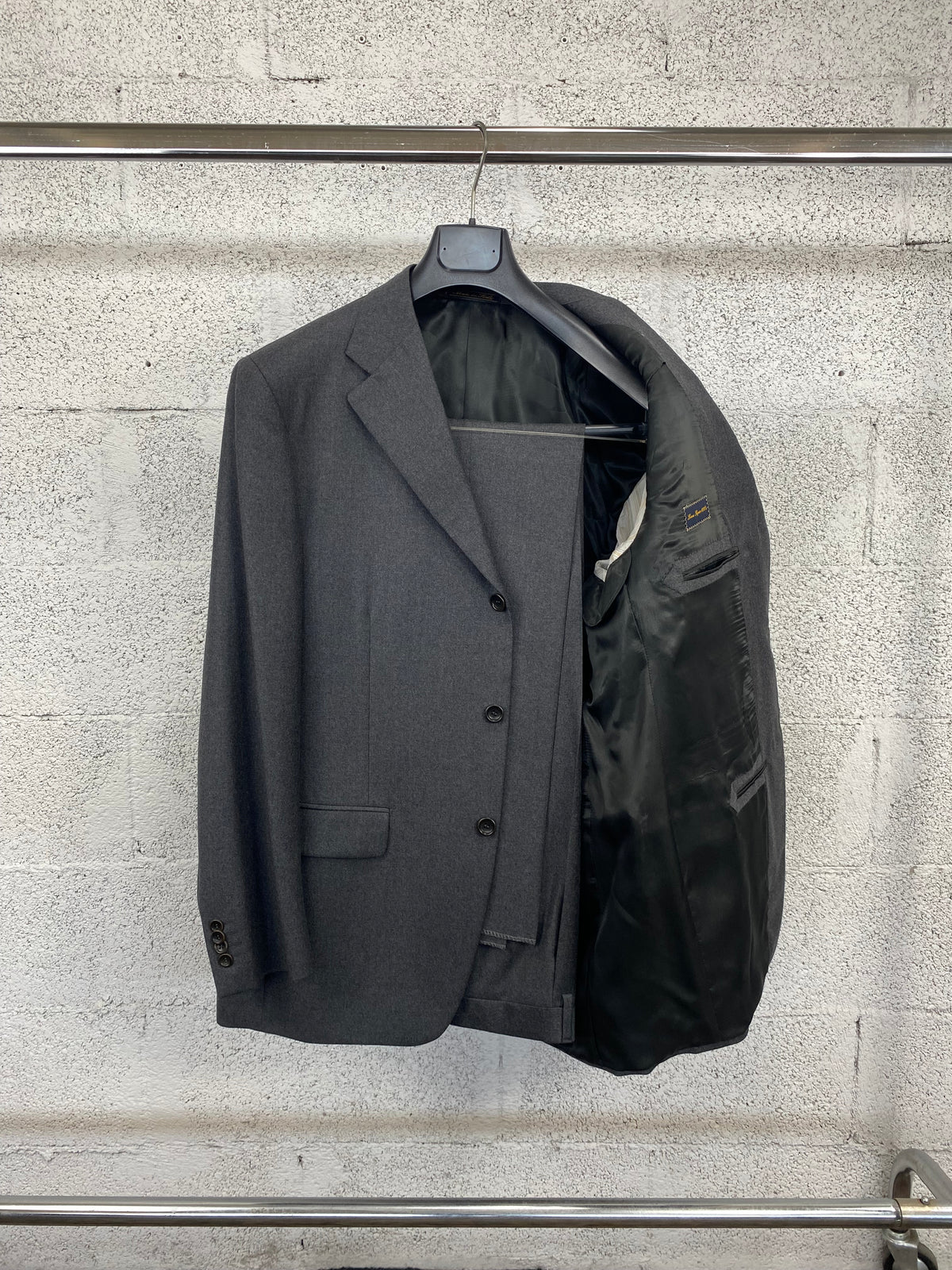 Giacca Garrett's grigio scuro aperta sulla fodera nera, con pantalone coordinato