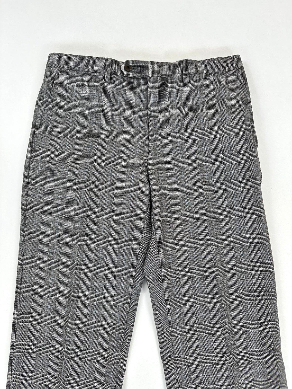 Vita e cintura del pantalone viste dall'alto, con passanti e chiusura frontale