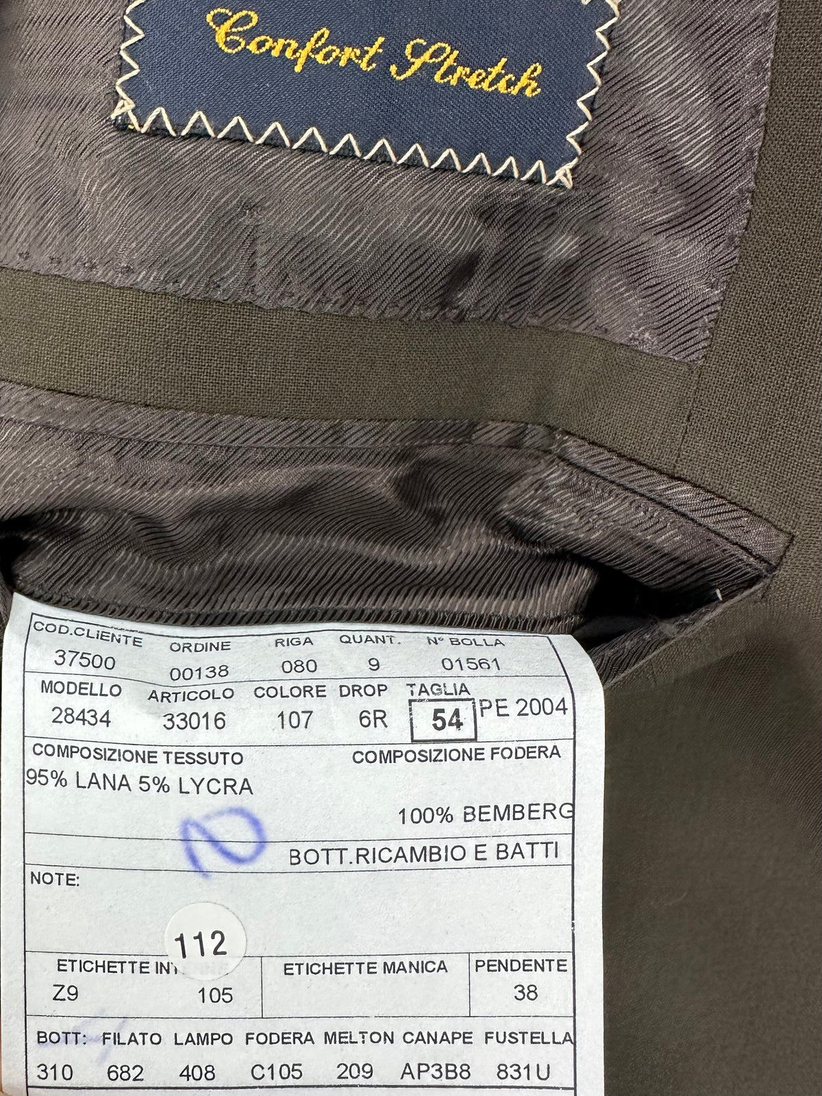 Scheda di commessa cucita sulla fodera avorio del pantalone Garrett's