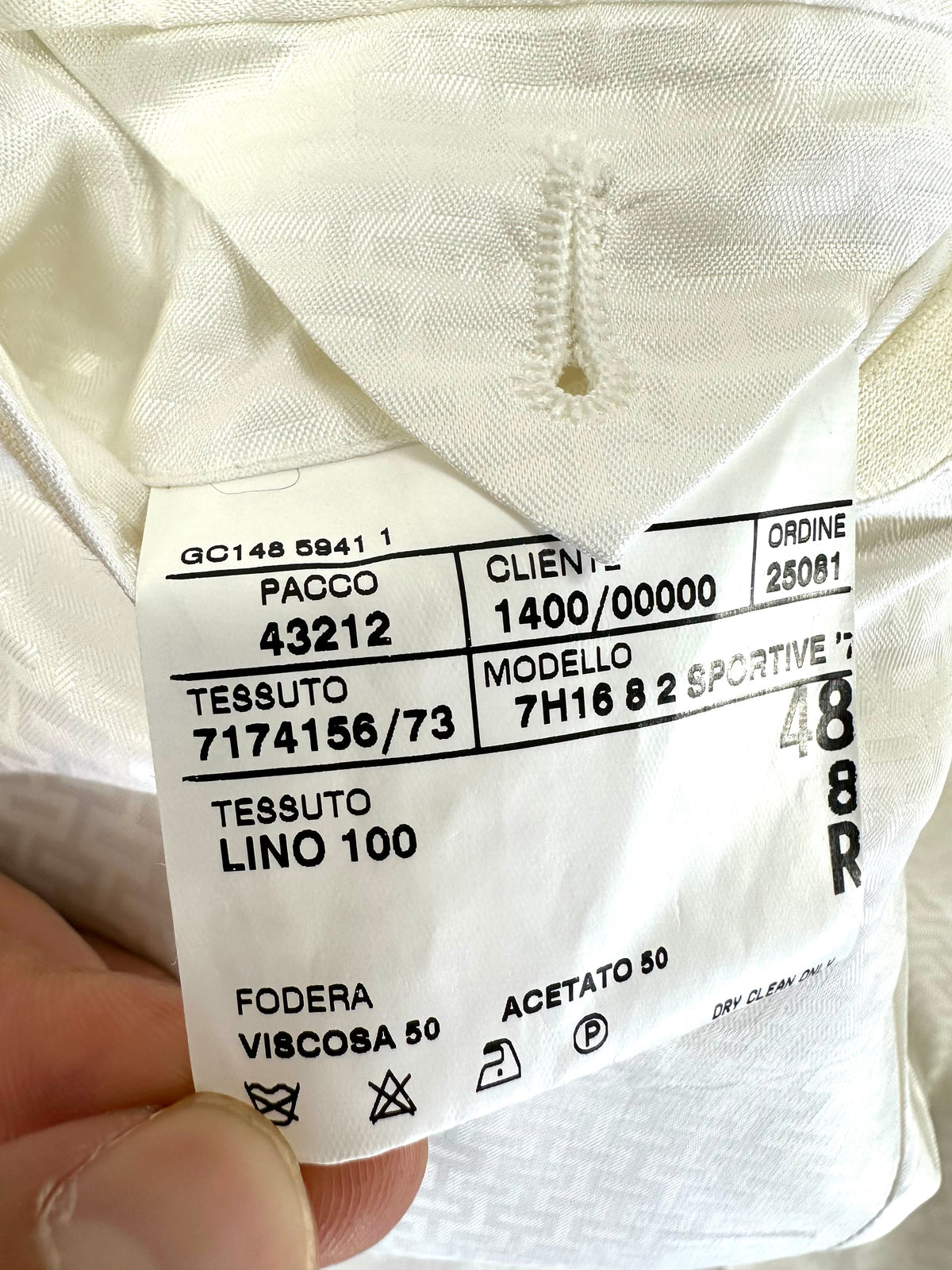 Etichetta interna della giacca: tessuto lino 100, fodera viscosa e acetato, taglia 48 drop 8 statura R