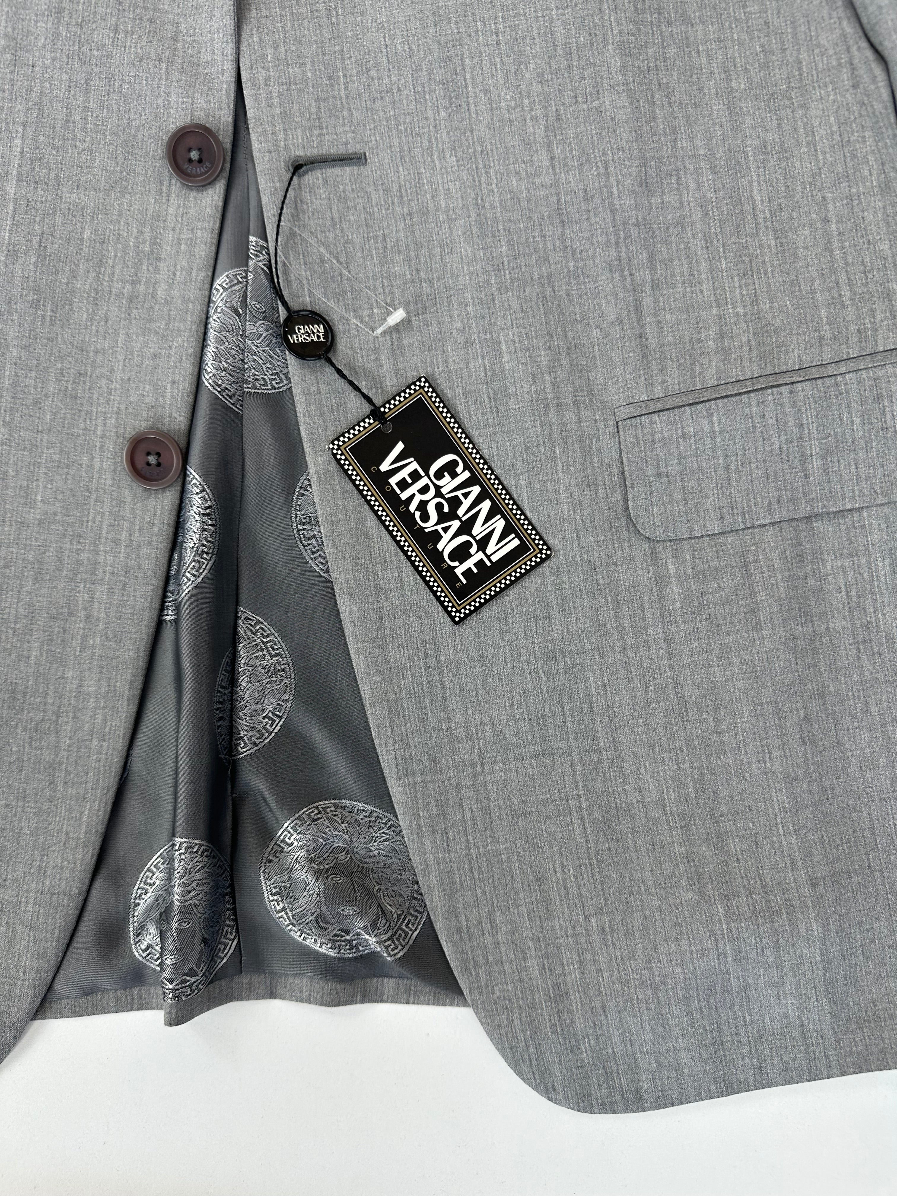 Abito Gianni Versace grigio chiaro, dettaglio revers classici
