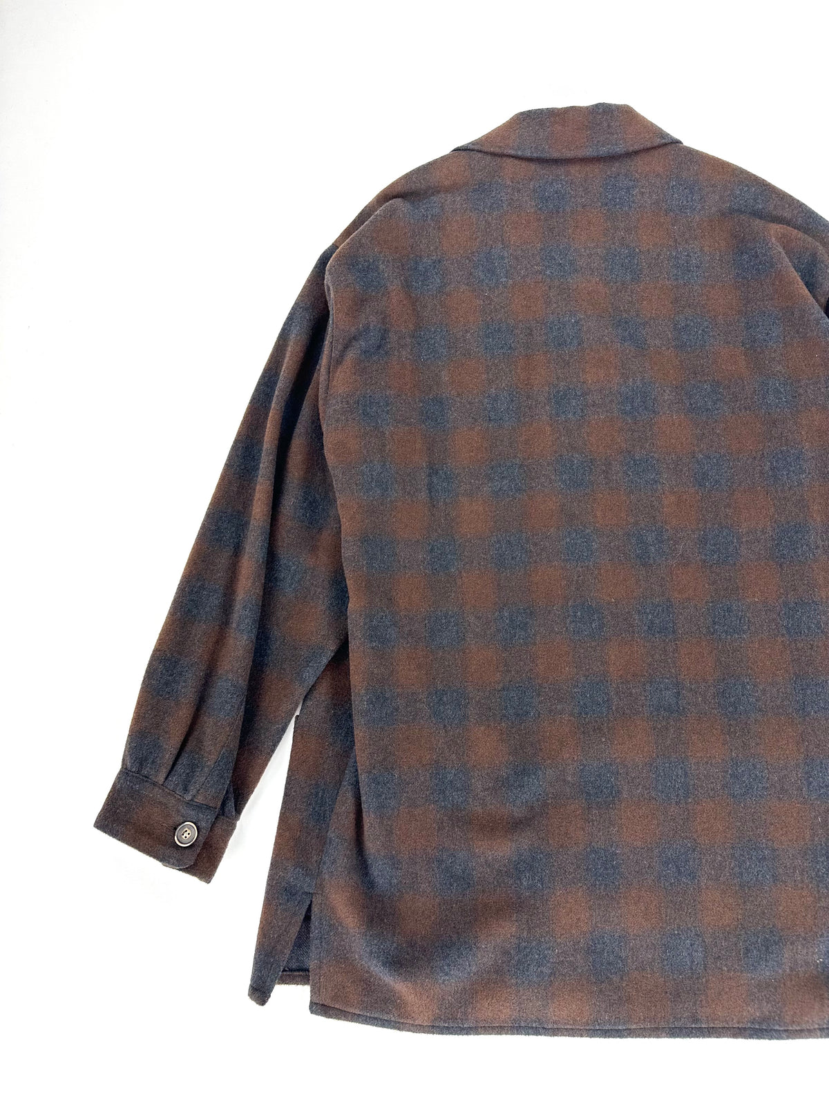 Spalla e manica posteriore della camicia giacca Millibar, disegno a quadri sfumati