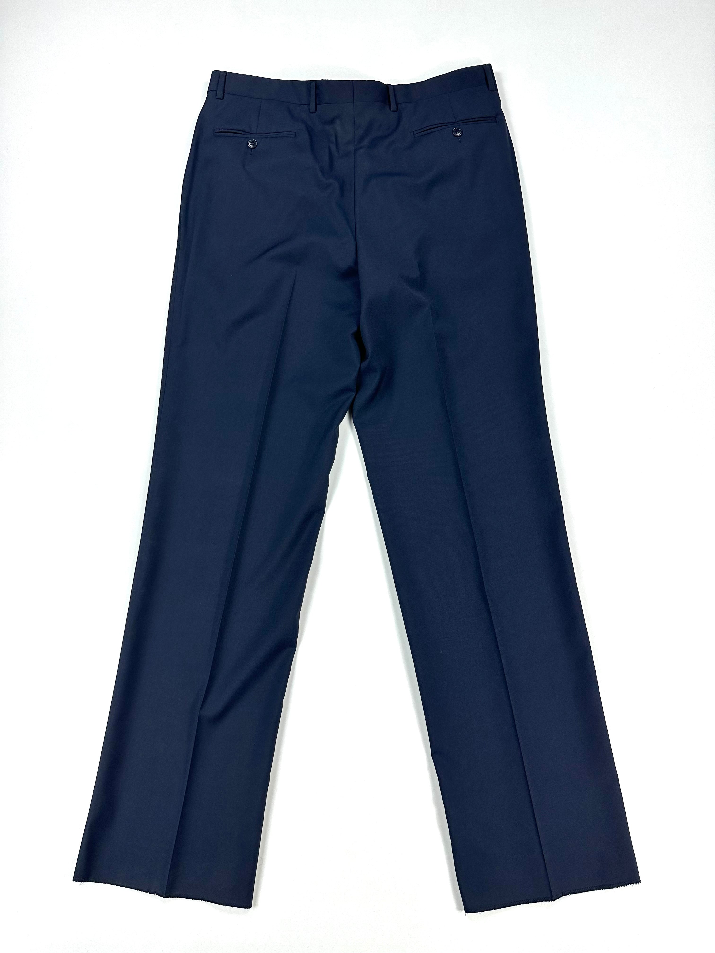 Pantalone blu disteso di fronte, gambe affiancate